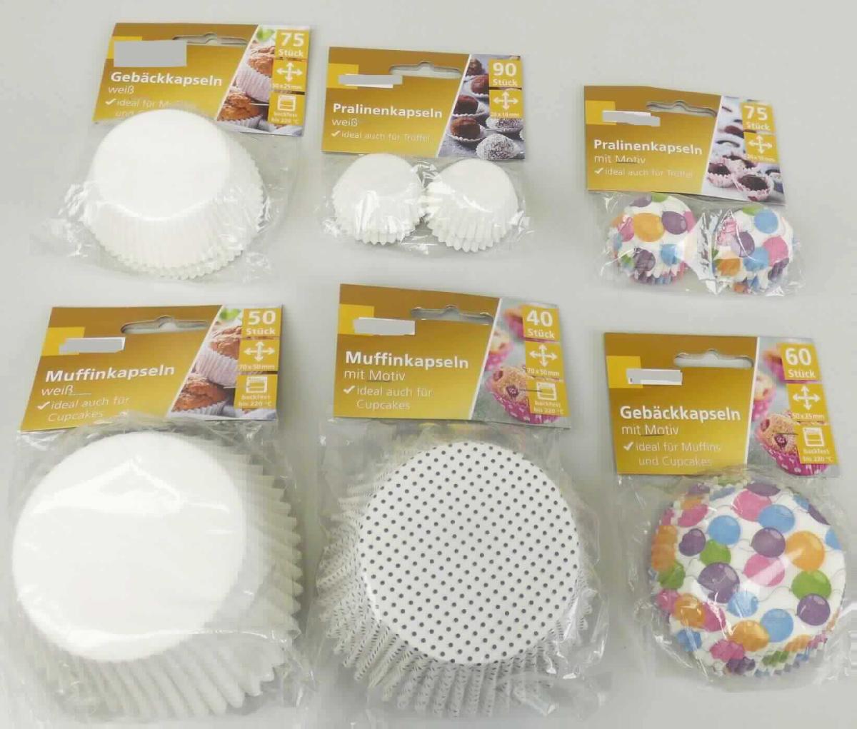 Bei den vorgelegten Waren handelt es sich um runde, schalenförmige Erzeugnisse mit einem gefältelten Rand, aus Papier aus anderem Halbstoff als Halbstoff aus Bambus, die zum Backen, Servieren und Aufbewahren von Muffins und anderen Spezialitäten verwendet werden. Je nach Artikelnummer sind die Außenseiten der Erzeugnisse weiß oder mit Motiven (z. B. Luftballons) oder Mustern bedruckt. Die Erzeugnisse weisen unterschiedliche Abmessungen auf (Höhe x Durchmesser 26 x 16, 50 x 25 oder 70 x 50 mm) auf und sind in unterschiedlicher Stückzahl (40, 50, 60, 75 oder 90) in einem Headerbeutel mit Eurolochung verpackt. 

Abbildung siehe Anlage.

Derartige Waren gehören als "den Tabletts, Schüsseln, Tellern, Tassen und Bechern ähnliche Waren aus Papier, andere als aus Halbstoff aus Bambus" zum TARIC-Code 4823 69 90 00.