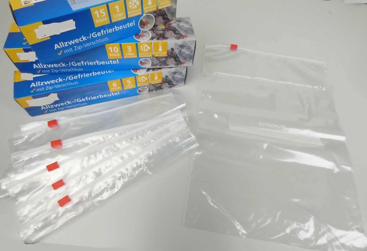 Bei den durch Warenmuster veranschaulichten Artikeln handelt es sich um sogenannte Gefrierbeutel aus miteinander verschweißten, klarsichtigen Folien aus -lt. Antragsangaben- Polyethylen, einem Kunststoff im Sinne der Anmerkung 1 zu Kapitel 39.

Die in unterschiedlichen Abmessungen gefertigten Waren (flachliegend ca. 17 x 20 cm, ca. 27 x 28 cm sowie 28 x 49 cm) sind am oberen Rand mit einer Zip-Verschlussleiste versehen, dienen zu Transport- oder Verpackungszwecken und sind für eine längere Verwendung nicht vorgesehen.

Jeweils sechs, zehn bzw. fünfzehn Beutel sind in einem bedruckten Pappkarton aufgemacht und werden zolltariflich als "Transport- oder Verpackungsmittel aus Kunststoffen, Säcke und Beutel (einschließlich Tüten), aus Polymeren des Ethylens" eingereiht.
