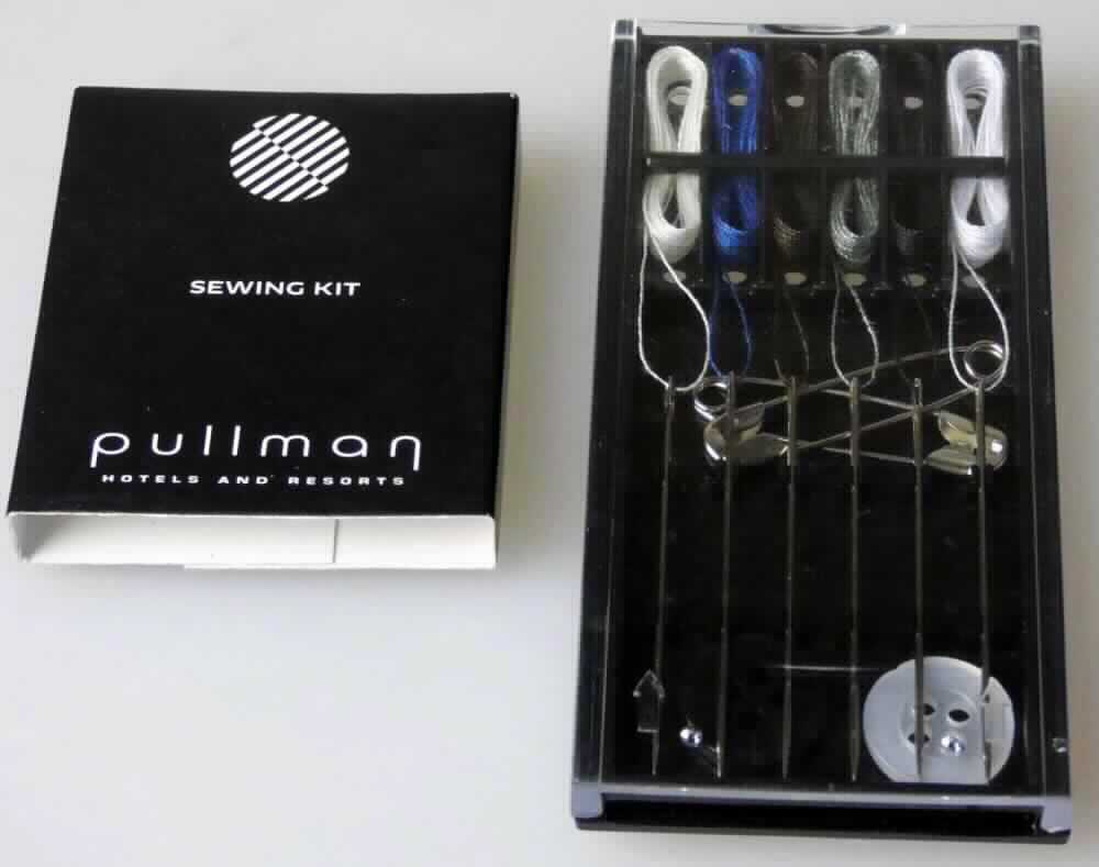 Bei der sogenannten Ware "Sewing Kit, Pullmann" handel es sich um ein Nähset mit folgendem Inhalt:
- sechs verschíedenfarbige Nähfäden,
- zwei Sicherheitsnadeln,
- sechs Nähnadeln und
- zwei Knöpfen.

Die Waren sind gemeinsam in einer ca. 7,5 x 3,7 cm großen (B x L), durchsichtigen/schwarzen , verschließbaren, zum dauerhaften Gebrauch geeigneten Kunststoffbox untergebracht. Die Box ist mit einer Pappkarte ummantelt.

Das Nähset ist als "Reisezusammenstellung zum Nähen" einzureihen