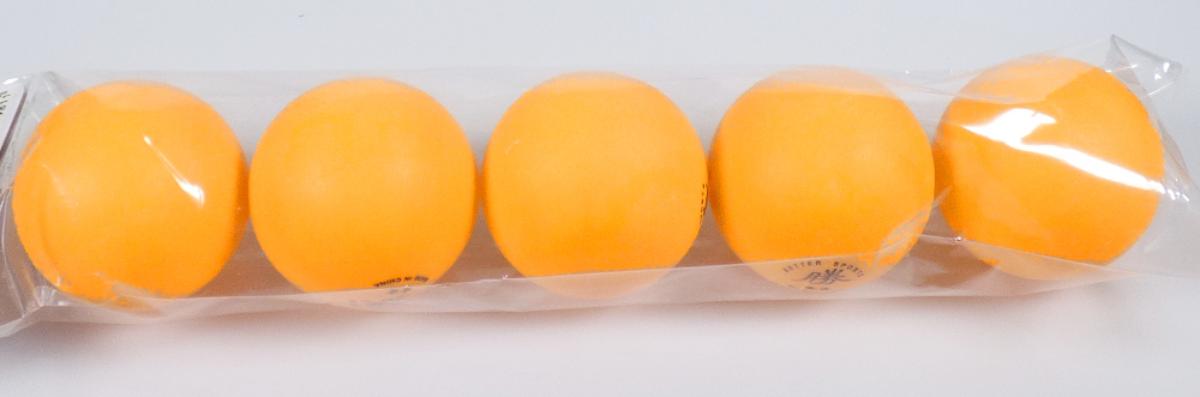 Es handelt sich um Tischtennisbälle (Artikelnummer: 379816)
- rund, mit einem Durchmesser von ca. 40 mm und einem Gewicht von ca. 2,7 g,
- aus Kunststoff gefertigt,
- orange gefärbt,
- mit einem Logo bedruckt,
- zu fünf Stück in einem Klarsichtbeutel mit Pappaufhänger verpackt.

Derartige Erzeugnisse werden zolltariflich als "Geräte und Ausrüstungsgegenstände für Tischtennis, im Kapitel 95 anderweit weder genannt noch inbegriffen" eingereiht.