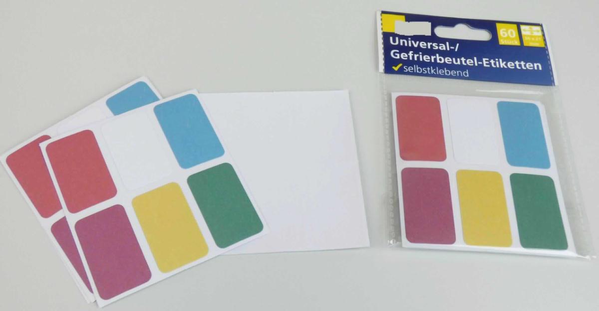 Es handelt sich um rechteckige Etiketten aus weißem oder auf der Oberfläche blau, grün, gelb, rot oder lila gefärbtem Papier (Format etwa 3,1 x 2,1 cm, mit abgerundeten Ecken), die rückseitig mit einer Selbstklebeschicht ausgerüstet sind und zum Kennzeichnen von Waren verwendet werden. Die Etiketten sind zu 60 Stück in einem Tütchen aus Kunststofffolie mit Eurolochung verpackt, wobei sie zu jeweils sechs Stück auf einem Trägerpapier (Format etwa 7,9 x 7,3 cm) aufgebracht sind. 

Abbildung siehe Anlage.

Derartige Waren gehören als "Etiketten aller Art aus Papier, andere als bedruckt, selbstklebend" zum TARIC-Code 4821 90 10 00.