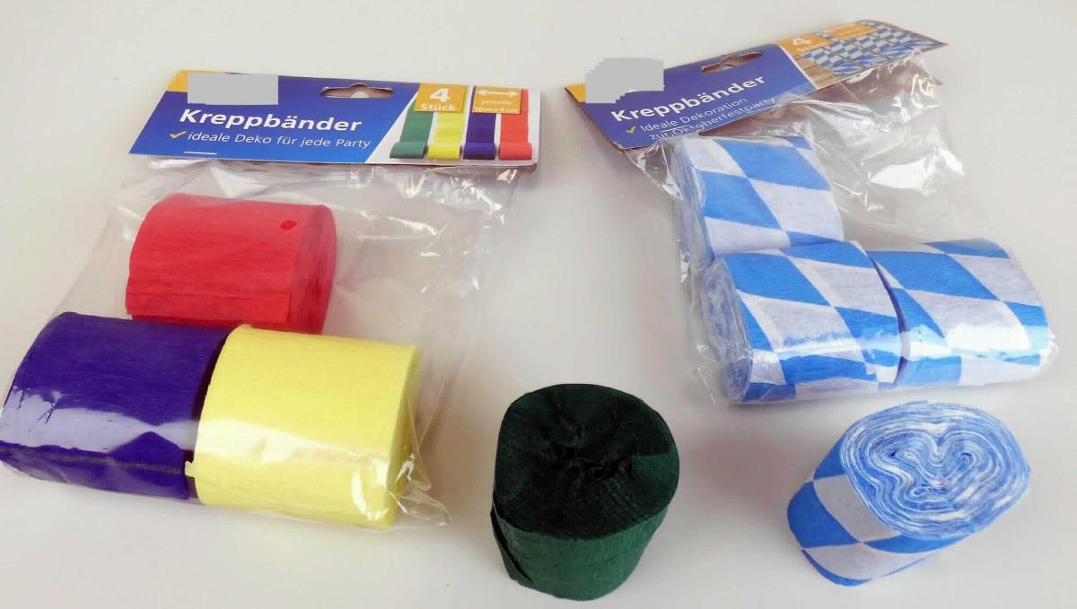 Bei den zwei vorgelegten Waren handelt es sich um zusammengerollte Streifen gekrepptes Papier mit einer Breite von etwa 5 cm. Je nach Artikelnummer ist das Papier entweder beidseitig auf der Oberfläche gefärbt (gelb, rot, blau oder grün) oder einseitig auf der Oberfläche mit einem weiß-blauen, der Staatsflagge Bayerns entlehntem Rautenmuster bedruckt. Die Waren dienen im Innen- oder Außenbereich als universeller und ganzjährig verwendbarer Dekorationsartikel (z. B. auf Oktoberfestveranstaltungen, in Biergärten). Eine Einreihung als Festartikel in die Position 9505 kommt angesichts der neutralen Gestaltung sowie wegen des fehlenden Bezugs zu einem bestimmten Fest nicht in Betracht. Sowohl die einfarbigen als auch die bedruckten aufgerollten Streifen sind jeweils zu vier Stück in einem Headerbeutel mit Eurolochung verpackt.

Abbildung siehe Anlage.

Derartige Waren gehören als "andere Papiere und Vliese aus Zellstofffasern, auf der Oberfläche gefärbt oder bedruckt, in Rollen, jeder Größe, ausgenommen Waren von der in der Position 4803, 4809 oder 4810 beschriebenen Art" zum TARIC-Code 4811 90 00 90.