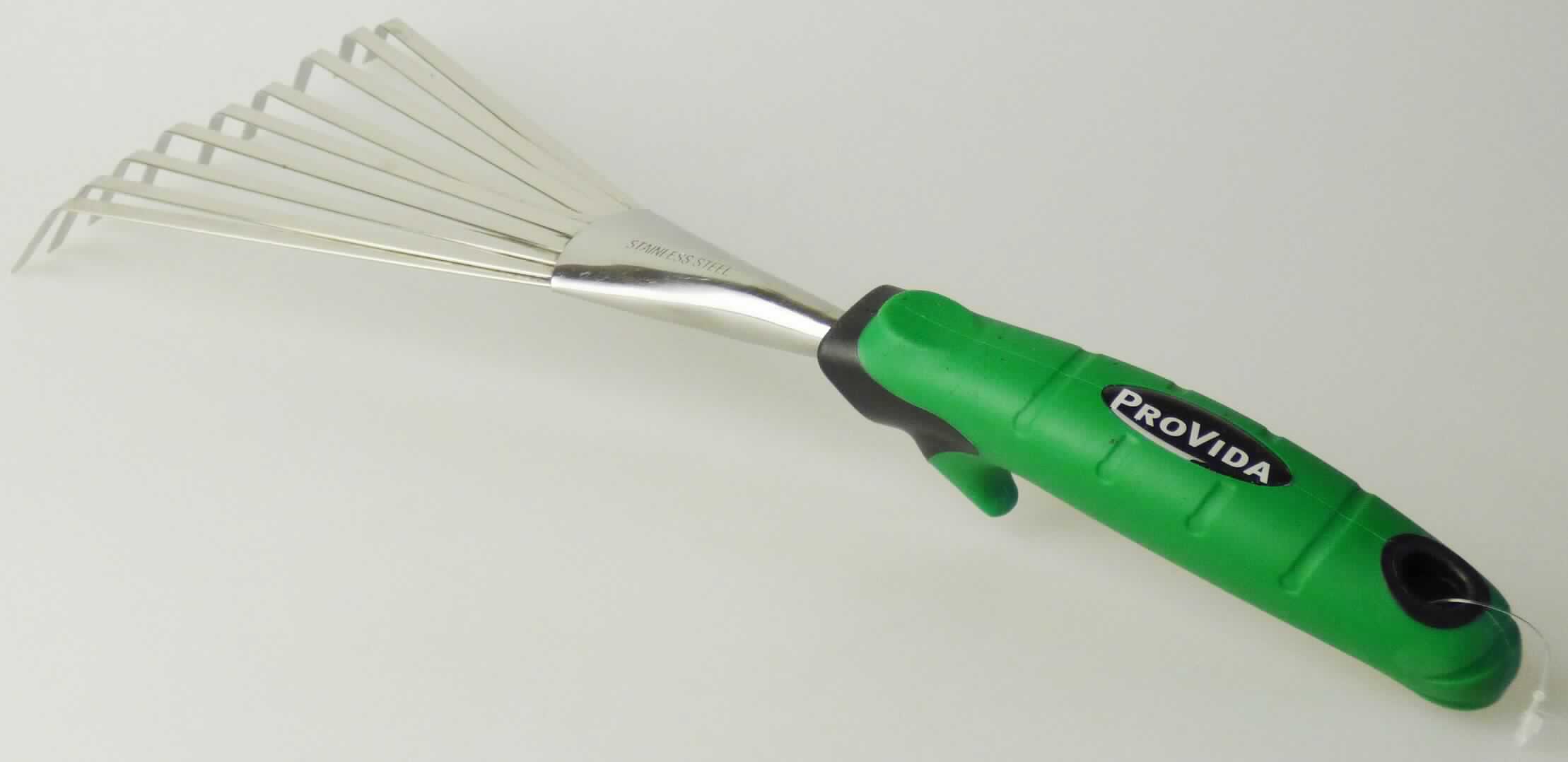"Kleinfeger"

- mit freiem Arm zu handhabender, fächerartiger Rechen (Länge: ca. 39 cm) mit arbeitendem 
  Teil aus unedlem Metall in Form von neun Federzinken, die an einem Schaft aus unedlem 
  Metall angebracht sind

- mit einem Handgriff mit Aufhängeöse aus Kunststoff

- zur Bearbeitung kleiner Beet- oder Gartenanlagen (z. B. zum Entfernen von Laub)

Abbildung siehe Anlage.

Derartige Erzeugnisse gehören als "Rechen, mit arbeitendem Teil aus unedlem Metall" zur 
Codenummer 8201 3000 00 0 des Zolltarifs.