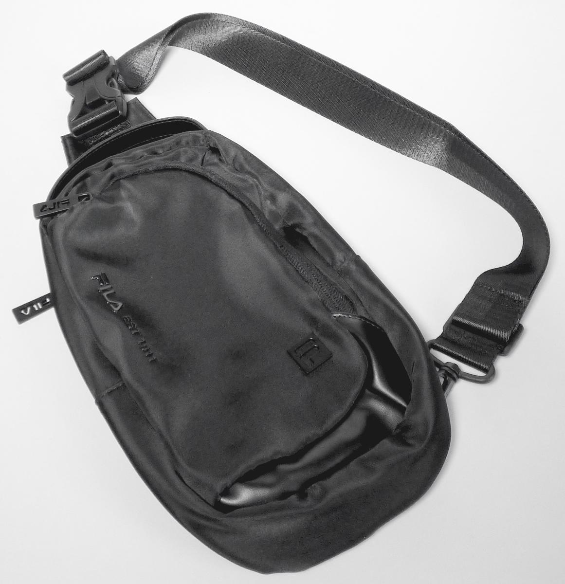 Handtasche, Foto siehe Anlage,
- mit einer Außenseite aus Spinnstoffen,
- - aus Geweben; an der Rückseite aus Abstandsgewirken,
- am unteren Rand der Vorderseite mit einem schmalen Einsatz mit einer Außenseite
  aus Kunststofffolie,
- am unteren Rand der Rückseite an beiden Seiten mit einem angenähten D-Ring aus Kunststoff,
- mit einem Haltegriff am oberen Rand,
- mit einem längenverstellbaren Tragegurt, womit die Handtasche quer über dem
  Oberkörper getragen werden kann,
- - am oberen, breit zulaufenden Ende mit einem Schnappverschluss,
- - am unteren Ende mit einem Karabinerhaken, womit der Gurt an einem der beiden D-Ringe
     befestigt werden kann,
- an der Vorderseite mit einem eingesetzten Reißverschlussfach,
- das Hauptfach ist mit einem entlang des oberen Randes bis zu den Seiten verlaufenden
  Reißverschluss versehen,
- - gefüttert; innen mit einem Reißverschlussfach und einem offenen, netzartigen Einsteckfach
    ausgestattet,
- mit den Abmessungen: ca. 19 cm (Breite) x 29 cm (Höhe) x 5 cm (Tiefe),
- laut Antrag nicht handgearbeitet,
- Handtasche, da aufgrund der Größe und des Gesamteindrucks in erster Linie dazu geeignet,
  kleinere, persönliche Gegenstände aufzunehmen.

"Handtasche, mit Außenseite aus Spinnstoffen, nicht handgearbeitet"