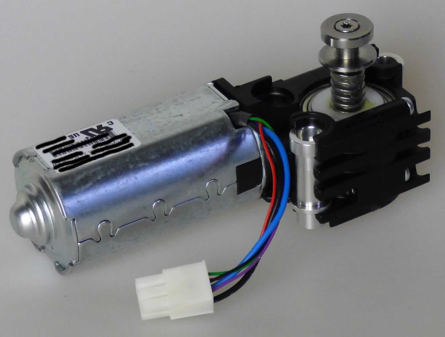 Sog. "Getriebemotor",
- im Wesentlichen bestehend aus einem bürstenbehafteten Gleichstrommotor mit 
  integrierter Hubspindel und Hallsensoren in einem spezifischen Gehäuse mit elektrischem Kabel;
- für eine Spannung von 24 VDC, mit einer Leistung von 10 W und einer axialen 
  Verfahrensgeschwindigkeit von 360 mm/Min.;
- bestimmt zum Einbau in Badewannen zum elektrischen Verschließen einer Tür.

Die Ware ist als "Elektromotor mit einer Leistung von 37,5 W oder weniger, kein Synchronmotor, Gleichstrommotor, nicht für bestimmte Luftfahrzeuge, nicht erfasst von den TARIC-Unterpositionen 8501 1099 54 bis 8501 1099 82" einzureihen.