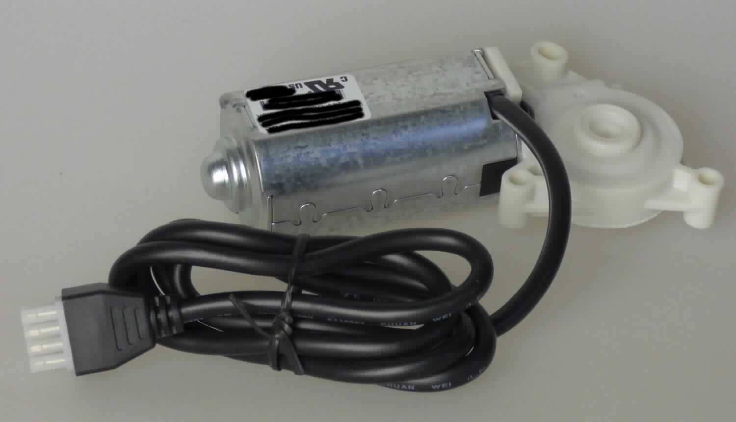 Elektromotor,
- im Wesentlichen bestehend aus einem bürstenbehafteten Gleichstrommotor mit 
  integrierter Hubspindel und Hallsensoren in einem spezifischen Gehäuse mit elektrischem 
  Kabel;
- in Kombination mit einem aufgesetzten Getriebe;
- für eine Spannung von 24 VDC, mit einer Leistung von 31,5 W und einer Antriebsdreh-
  zahl von 120 U/min.;
- bestimmt zum Einbau in Tische zur elektrischen Höhenverstellung.
Der Elektromotor übt die kennzeichnende Haupttätigkeit aus.

Die Ware ist als "Elektromotor mit einer Leistung von 37,5 W oder weniger, kein Synchronmotor, Gleichstrommotor, nicht für bestimmte Luftfahrzeuge, nicht erfasst von den TARIC-Unterpositionen 8501 1099 54 bis 8501 1099 82" einzureihen.