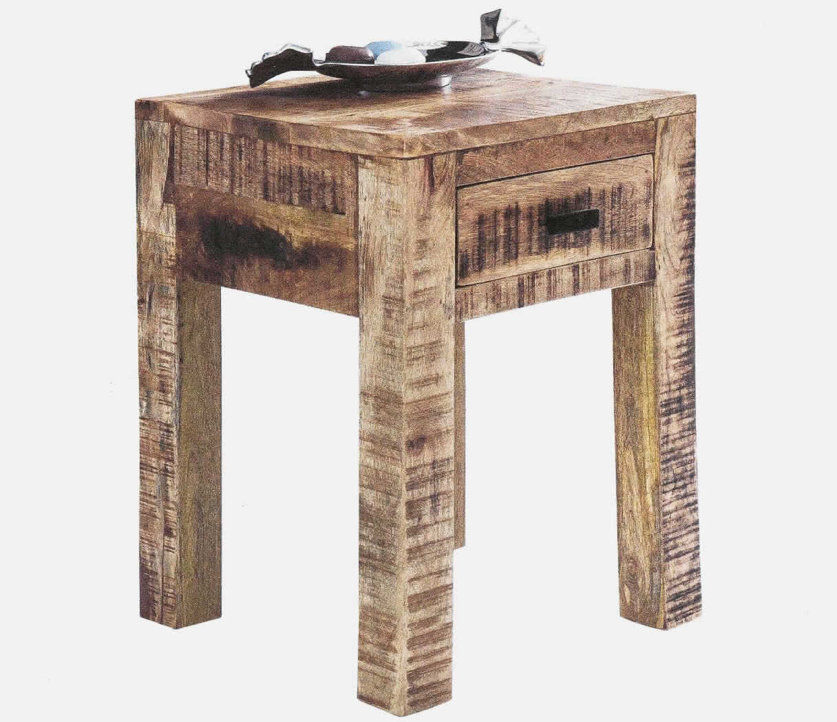 Bei der als "Nachttisch Rustica" (Art. WL5.088) bezeichneten Ware handelt es sich um ein Möbel aus Holz mit den Maßen 55 cm x 40 cm x 40 cm (Höhe x Breite x Tiefe). Es besteht aus vier Holzfüßen mit einer rechteckigen Ablagefläche und einer darunter liegenden Schublade.
Das farblos lackierte Erzeugnis aus Massivholz (Mango) dient zu Einrichtungszwecken in Schlafzimmern und ist dazu bestimmt, auf den Boden gestellt zu werden. 

Die Ware ist als "anderes als von den Positionen 9401 und 9402 erfasstes Möbel, aus Holz, von der in Schlafzimmern verwendeten Art" einzureihen.