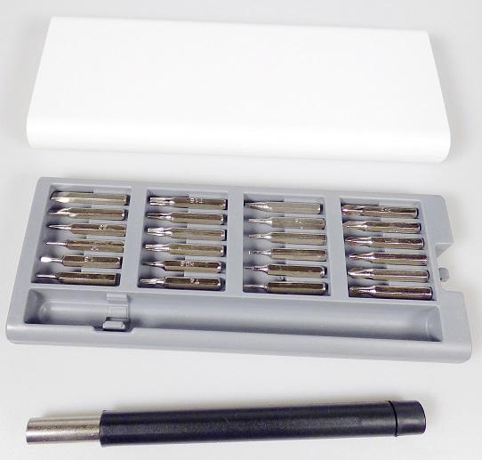 "24-teiliges Schraubendreher-Set";

Warenzusammenstellung in Aufmachung für den Einzelverkauf, bestehend aus

- einem noch nicht zusammengesetzten Schraubendreher (charakterbestimmend), bestehend aus

- - einem zylindrischen Kunststoffgriff (Ø ca. 10 mm), am oberen Ende mit einem axial drehbaren Kunst-
     stoffkopf für die Einhandbedienung und am unteren Ende mit eingelassener Innensechskantauf-
     nahme aus unedlem Metall mit integriertem Magneten zum Halten der Bits versehen

- - einem auswechselbaren Schraubendrehereinsatz (Bit) aus unedlem Metall

- 23 weiteren Bits aus unedlem Metall (Schlitz-, Kreuzschlitz-, Inbus-, Innensechskantrund-, Stiftaus-
  drücker-, U-Gabelschlitzbit) in verschiedenen Größen

- geignet für Reparaturen an Elektrogeräten wie Kameras, Computer, Mobiltelefone, Drohnen, u.a.

- gemeinsam in einem speziell zur Aufnahme der o. g. Erzeugnisse gestalteten und zum dauernden
  Gebrauch geeigneten Kunststoffbox mit Push to Open-Schiebefach mit integrierten Magneten zum
  Halten der Bits aufgemacht

Abbildung siehe Anlage

Derartige Erzeugnisse gehören als "Handwerkzeuge (Schraubendreher) anderweit weder genannt noch
inbegriffen, mit arbeitendem Teil aus unedlem Metall“ zur Codenummer 8205 4000 00 0 des Zolltarifs.