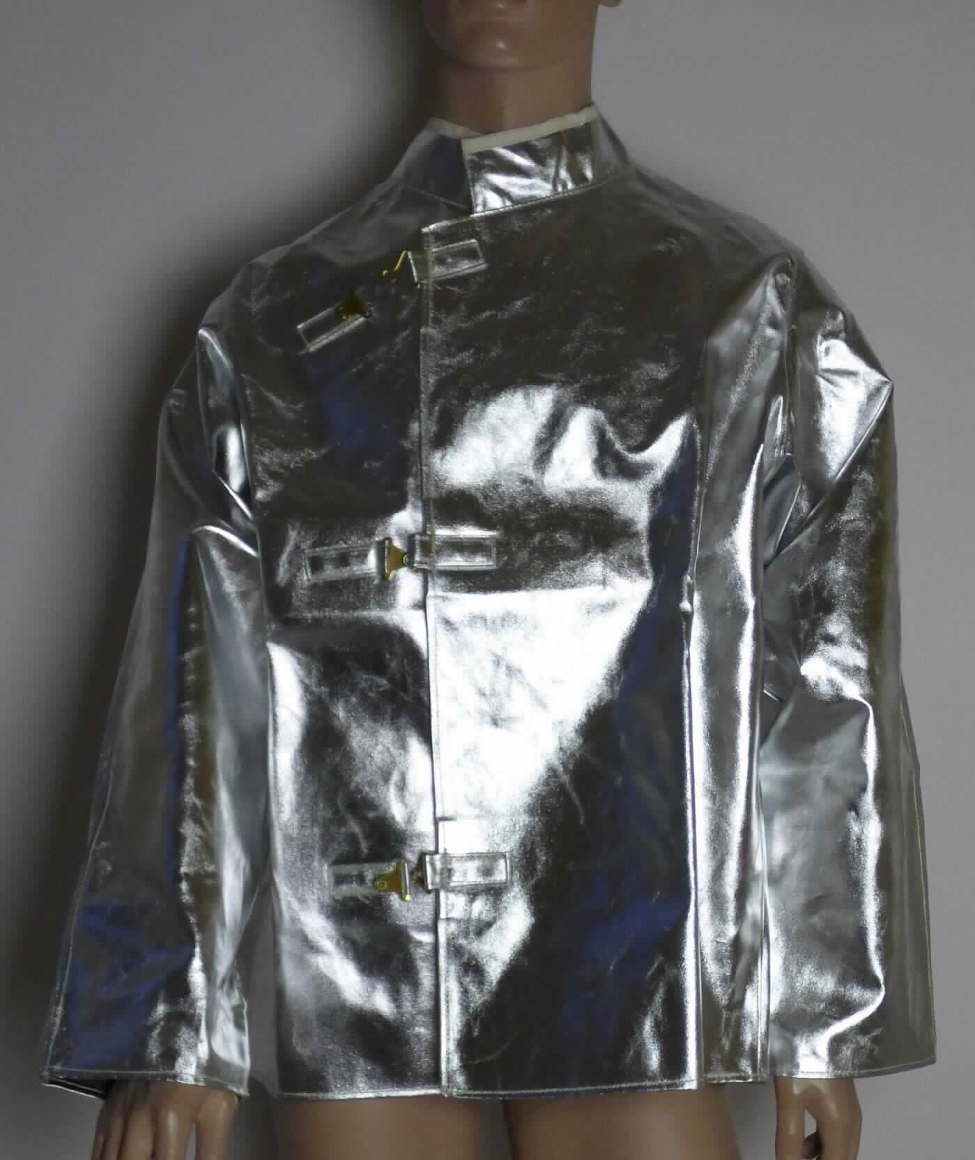 Kleidung aus Geweben der Position 5907, sog. Hitzeschutzjacke, Größe 50/52, Foto siehe Anlage,
- laut Untersuchungsergebnis aus ca. 0,5 mm dicken, auf der Außenseite mit Aluminiumpigmenten überzogenen
  Geweben der Position 5907 aus Spinnstoffen,
- über den Schritt reichend (Rückenlänge: ca. 78 cm), 
- mit Stehkragen,
- mit langen Ärmeln; an den Ärmelenden durch Umschlagen und Festnähen gesäumt,
- vorn mit einer durchgehenden Öffnung mit Druckknopfverschluss von links auf rechts am Kragen und drei
  Hakenverschlüssen von links auf rechts (Männerkleidung),
- am unteren Rand durch Umschlagen und Festnähen gesäumt,
- keine Einreihung als Arbeits- und Berufskleidung, da innerhalb der Position 6210 keine Unterposition für Arbeits-
  und Berufskleidung vorgesehen ist.

"Kleidung (Hitzeschutzjacke), aus Erzeugnissen der Position 5907, aus Geweben, für Männer"