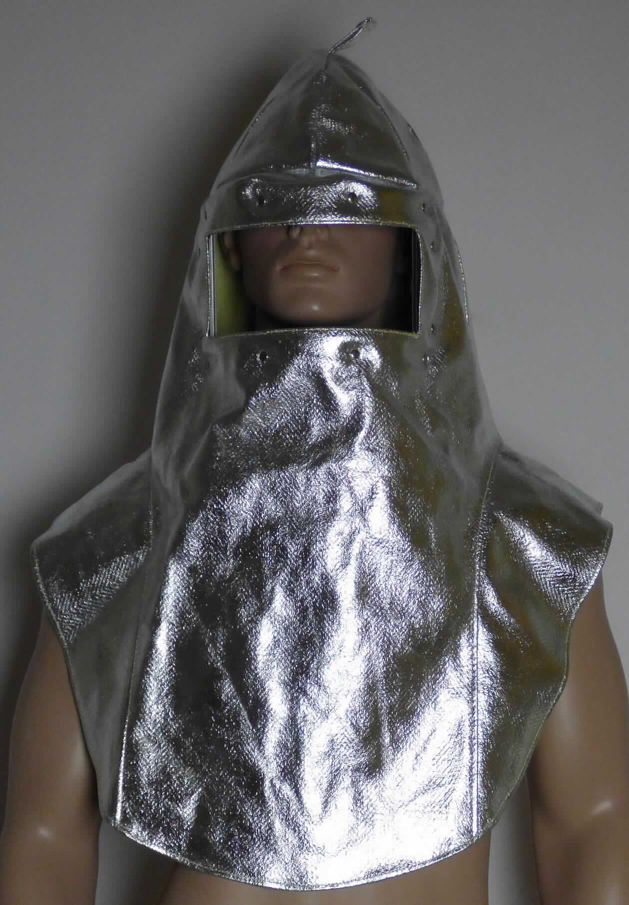 Sicherheitskopfbedeckung, sog. Kopfschutzhaube mit Schulter- und Brustschutz, Abbildung siehe Anlage, 
- aus Aramidgewebe (lt. Antrag Para-Aramid-Regenerat) mit einseitig aufgebrachtem Aluminiumfilm, 
- vorne mit einer rechteckigen Öffnung mit einem eingearbeitetem Rahmen aus Aluminium, zum Einsetzen eines 
  Sichtschutzglases, 
- im Bereich des Hinterkopfs mit einem elastischen Band ausgestattet, 
- oben mit einer Aufhängeschlaufe, 
- mit einer Höhe von ca. 75 cm und einer Breite von ca. 60 cm, 
- den Kopf, die Schulter und Teile der Brust und des Rückens bedeckend, 
- zur Verwendung als Hitzeschutzkleidung für Schweißer.

"Andere Kopfbedeckung, Sicherheitskopfbedeckung, aus anderen Stoffen als Kunststoff"