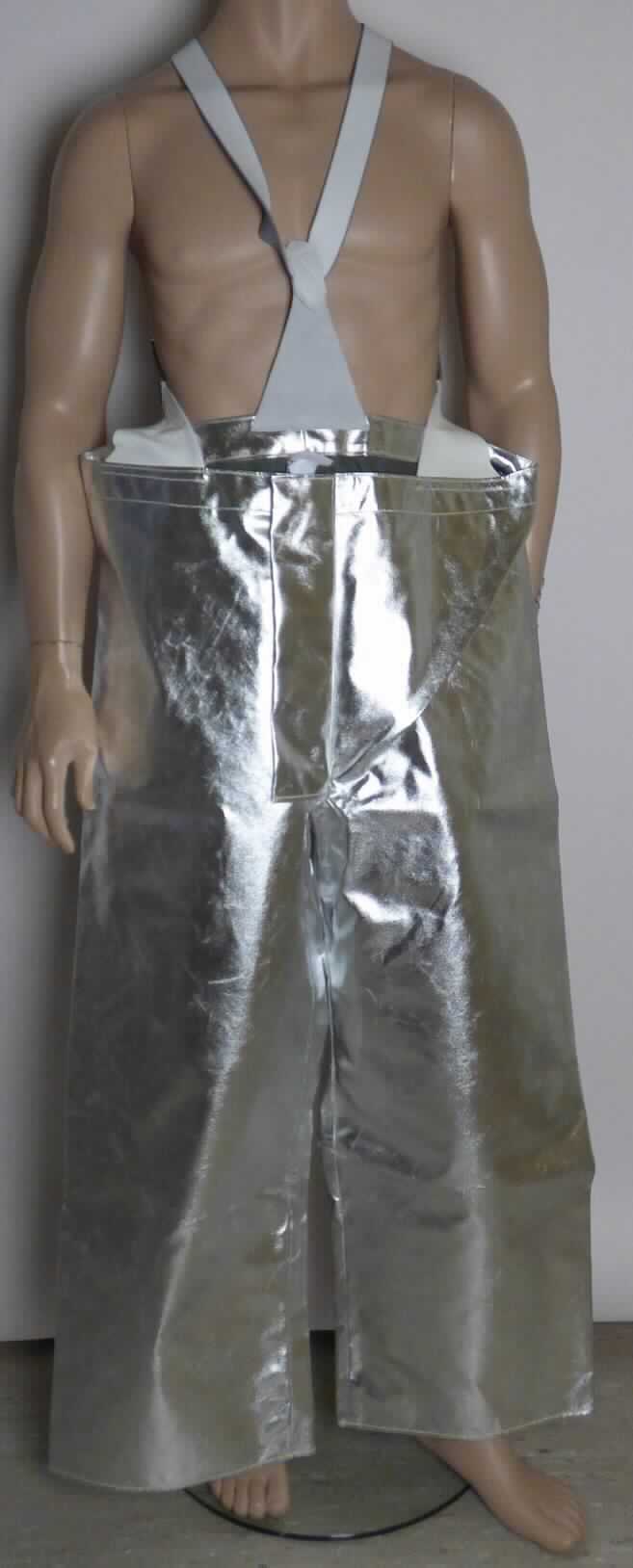 Kleidung aus Geweben der Position 5907, sog. Hitzeschutzhose, Größe 50/52, Foto siehe Anlage,
- laut Untersuchungsergebnis aus ca. 0,5 mm dicken, auf der Außenseite mit Aluminiumpigmenten überzogenen
  Geweben der Position 5907 aus Spinnstoffen,
- in der Taille abschließend,
- mit an Laschen aus Leder angenähten, elastischen, längenverstellbaren Hosenträgern aus Gewirken aus
  Spinnstoffen,
- vorn mit einer Öffnung mit Reißverschluss und Patte mit Druckknopfverschluss von links über rechts
  (Männerkleidung),
- mit knöchellangen Hosenbeinen; an den Beinabschlüssen durch Umschlagen und Festnähen gesäumt,
- keine Einreihung als Arbeits- und Berufskleidung, da innerhalb der Position 6210 keine Unterposition für Arbeits-
  und Berufskleidung vorgesehen ist.

"Kleidung (Hitzeschutzhose) aus Erzeugnissen der Position 5907, aus Geweben, für Männer"