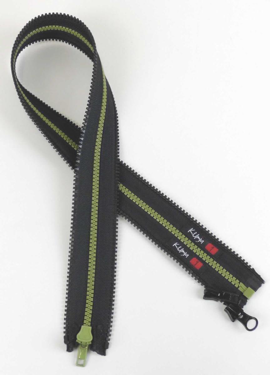 Bei dem Erzeugnis handelt es sich um einen Reißverschluss, bestehend aus zwei ca. 2 cm breiten und 70 cm langen Textilstreifen, an deren Längsseiten beidseitig Kunststoffzähnchen und Stops angebracht sind. Mittels eines innenseitig angebrachten Kunststoffschiebers sind die innenseitig liegenden Zähnchenreihen (grün gefärbt) ineinander verhakt. Auf einem der Textilstreifen ist außenseitig ein weiterer Kunststoffschieber angebracht. Die außenliegenden Zähnchenreihen (schwarz gefärbt) sollen zur Verbindung von Jacken mit Jackenverbreiterungen dienen.

Die Ware ist als "Reißverschluss mit Zähnen aus Kunststoff" einzureihen.