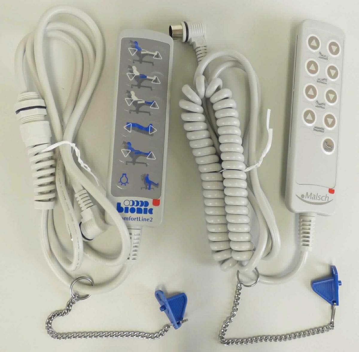 Elektrische Steuerung, sog. "Handschalter HC146" (Art.-Nrn. 501130 und 502099),
- im Wesentlichen bestehend aus einem spezifisch geformten Kunststoffgehäuse einer 
  unterschiedlichen Zahl von  Druckschaltern auf der Oberseite, einem Drehcodierschalter 
  auf der Rückseite (und somit zolltariflich keine einfache Schalterkombinationen im Sinne 
  der Pos. 8536) und einem fest angebrachten Anschlusskabel mit DIN-Winkelstecker;
- für eine Spannung von 35 Volt;
- bestimmt als Bediengerät für Funktionsmöbel.

Das Erzeugnis ist als "Tafel, Konsole und anderer Träger, mit mehreren Geräten der Position 8536 ausgerüstet, zum elektrischen Schalten und Steuern, einschließlich solcher mit eingebauten Instrumenten oder Geräten des Kapitels 90, keine Vermittlungseinrichtung der Pos. 8517, für eine Spannung von 1.000 V oder weniger, kein Steuerschrank für numerische Steuerungen, nicht speicherprogrammierbar, nicht erfasst von den TARIC-Unterpositionen 8537 1098 10 bis 8537 1098 98" einzureihen.