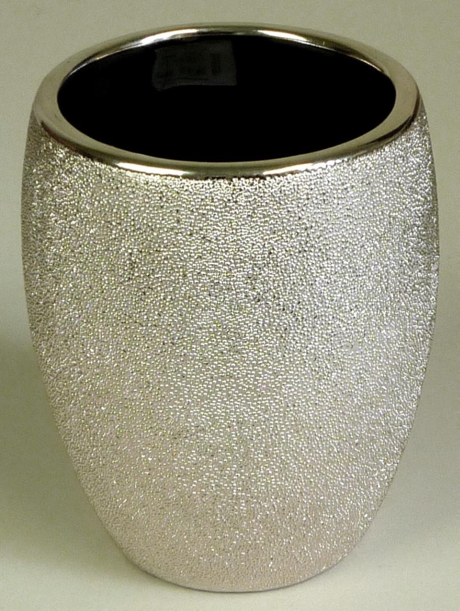 Keramischer Toilettengegenstand, sog. Zahnputzbecher "Glitter", Art.-Nr.: 18751, Foto siehe Anlage,
- laut Antrag:
- - glasierter, bauchiger Becher,
- - außen mit einer Struktur in Bläschenoptik versehen und silberfarben bemalt,
- - mit einer Höhe von ca. 9,8 cm,
- - mit einem Durchmesser am oberen Rand von ca. 7 cm,
- - mit einem Gewicht von 0,28 kg,
- - keramisches Erzeugnis, nach der Formgebung gebrannt, tonmineralhaltiges Material enthaltend,
- - aus Steinzeug,
- - zur Verwendung als Zahnputzbecher im Badezimmer bestimmt.

"Keramischer Toilettengegenstand, aus Steinzeug"