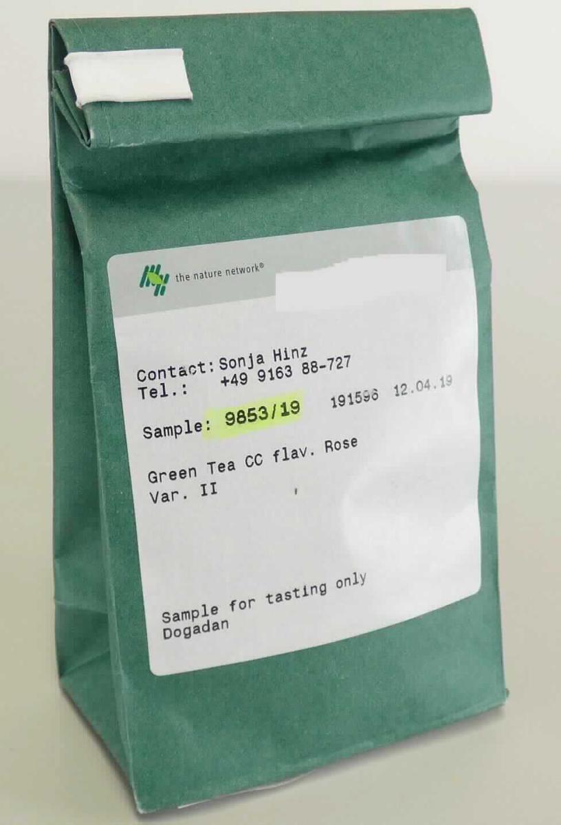 Nach den Angaben der Antragstellerin und dem vorgelegten Warenmuster handelt es sich um einen aromatisierten grünen Tee. Das Erzeugnis besteht aus zerkleinerten, unfermentierten, getrockneten Pflanzenteilen vom Strauch der Gattung Thea, die mit einem Rosenaroma, getrockneten Rosenblütenblättern und ganzen Rosenknospen aromatisiert sind.

Der Tee wird lt. Antrag in Gebinden mit einem Gewicht von mehr als 6 kg abgepackt.

Zolltarifrechtlich handelt es sich um grünen Tee, auch aromatisiert, in unmittelbaren Umschließungen mit einem Inhalt von mehr als 3 Kg.