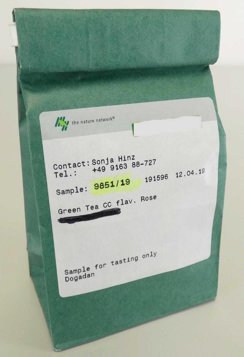 Nach den Angaben der Antragstellerin und dem vorgelegten Warenmuster handelt es sich um einen aromatisierten grünen Tee. Das Erzeugnis besteht aus zerkleinerten, unfermentierten, getrockneten Pflanzenteilen vom Strauch der Gattung Thea, die mit einem Rosenaroma, getrockneten Rosenblütenblättern und ganzen Rosenknospen aromatisiert sind.

Der Tee wird lt. Antrag in Gebinden mit einem Gewicht von mehr als 3 kg abgepackt.

Zolltarifrechtlich handelt es sich um grünen Tee, auch aromatisiert, in unmittelbaren Umschließungen mit einem Inhalt von mehr als 3 Kg.