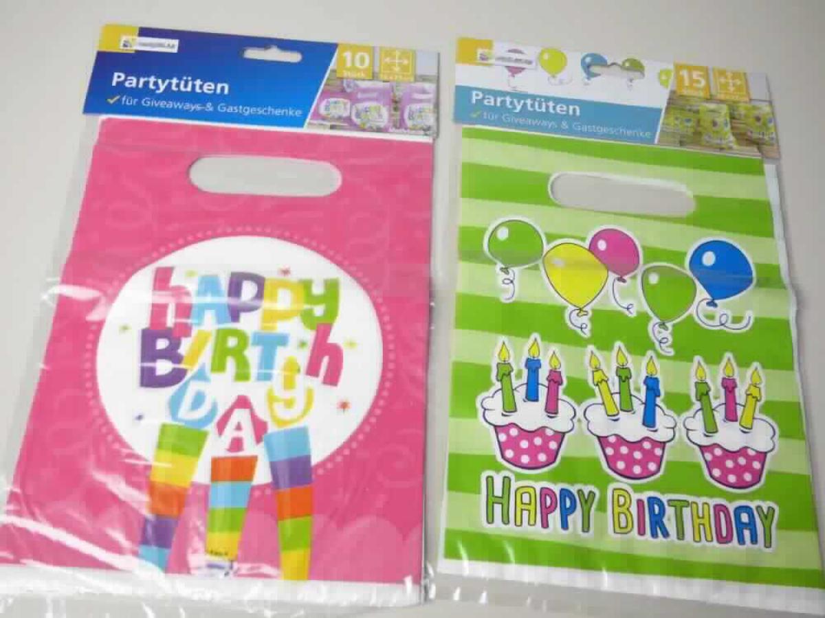 Nach den Angaben der Antragstellerin und den vorliegenden Warenmustern handelt es sich um sog. "Partytüten" (Art. 696; Art. 696-13) bestehend aus miteinander verschweißten Folien aus Polyethylen (PE, Kunststoff im Sinne der Anmerkung 1 zu Kapitel 39). Die im flachliegenden Zustand etwa 23 x 16 cm großen Erzeugnisse sind einseitig mit verschiedenen bunten Motiven sowie dem Schriftzug "Happy Birthday" bedruckt und mit ausgestanzten Tragegriffen versehen.
 
Die Ware dient zu Transport- oder Verpackungszwecken und ist für eine längere Verwendung nicht vorgesehen. 

Die Tüten sind jeweils zu 10 (Art. 696) bzw. zu 15 (Art. 696-13) Stück in einem Polybeutel mit Pappkarte für den Einzelverkauf aufgemacht.

Eine Einreihung als Festartikel in die Position 9505 kommt aufgrund des Gebrauchswertes als Tragetasche nicht in Betracht.

Derartige Erzeugnisse werden zolltarifrechtlich als "Transport- oder Verpackungsmittel, Säcke und Beutel (einschließlich Tüten) aus Polymeren des Ethylens" eingereiht.