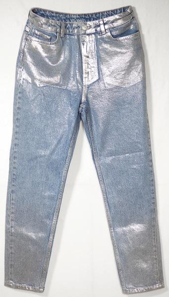 Lange Hose, Hose für Männer, Style 770507869, Größe 27, Foto siehe Anlage,
- aus ca. 0,9 mm dicken, buntgewebten, köperbindigen Denimgeweben aus laut Antrag 99 % Baumwolle
  und 1 % Elasthan (synthetische Chemiefasern); mit einem Quadratmetergewicht von augenscheinlich
  mehr als 200 Gramm,
- in der Taille abschließend; mit einem ca. 4 cm breiten, angesetzten Bund mit Gürtelschlaufen,
- vorn mit einer Öffnung mit Reißverschluss und überlappender Patte von links auf rechts (Männer-
  kleidung), die im Taillenbund mit einem Knopf geschlossen wird,
- vorn mit zwei eingesetzten, offenen Taschen und einer aufgesetzten, kleinen Tasche sowie mit zwei 
  aufgesetzten, offenen Gesäßtaschen,
- mit knöchellangen Hosenbeinen, 
- laut Antrag nach dem Zusammennähen über die gesamte Fläche silberfarben bedruckt,
- an den Beinabschlüssen durch Umschlagen und Festnähen gesäumt,
- keine Arbeits- und Berufskleidung.

"Lange Hose, aus Geweben, für Männer, aus Baumwolle, keine Arbeits- und Berufskleidung, aus Denim"