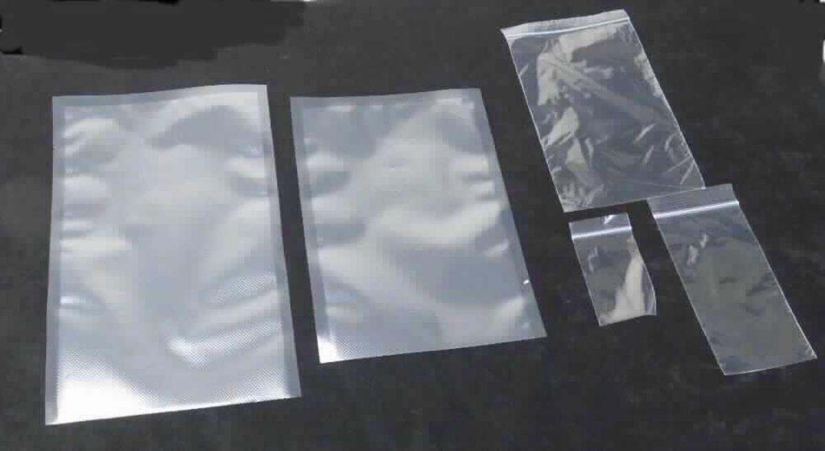 Bei den durch Warenmuster veranschaulichten Artikeln handelt es sich um transparente Beutel aus miteinander verschweißten Folien aus - lt. Antragsangaben - Polyethylen, einem Kunststoff im Sinne der Anmerkung 1 zu Kapitel 39.

Die in unterschiedlichen Abmessungen gefertigten Waren (flachliegend ca. 12,5 x 20 cm, ca. 7,5 x 15 cm und ca. 5 x 9 cm) sind am oberen Rand mit einer Druckverschlussleiste versehen, dienen zu Transport- und Verpackungszwecken und sind für eine längere Verwendung nicht vorgesehen.

Insgesamt 60 Stück sind in einem Polybeutel mit Pappaufhängung aufgemacht und werden zolltariflich als "Transport- oder Verpackungsmittel aus Kunststoffen, Beutel aus Polymeren des Ethylens" eingereiht.
