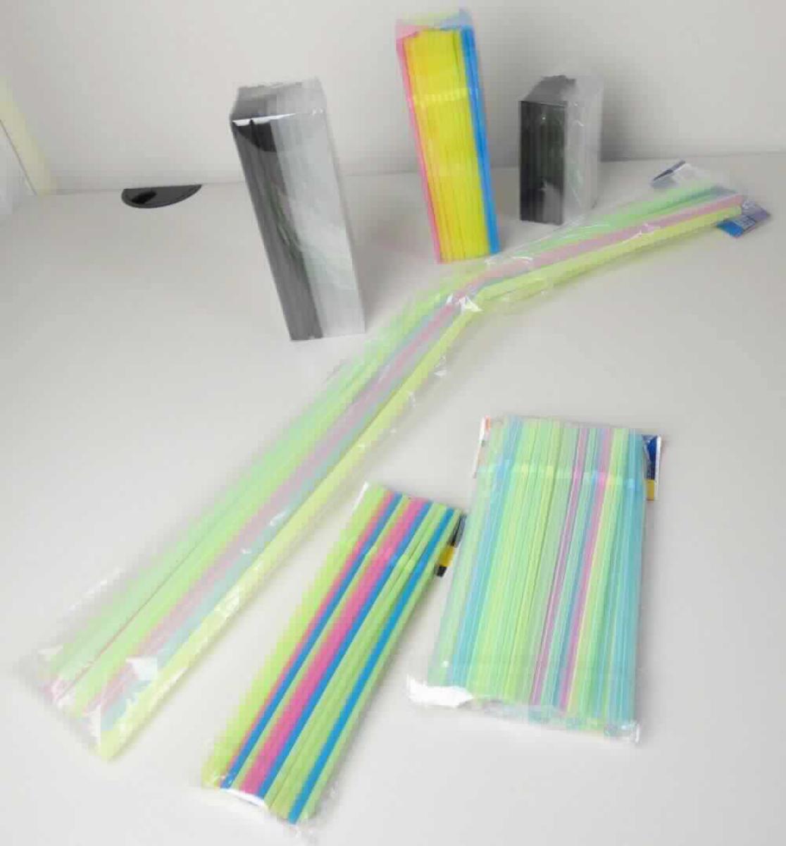Angaben des Antragstellers:
Trinkhalme aus Kunststoff, verschiedene Farben und Längen
- 75 Cocktail-Trinkhalme, Durchmesser 0,8 cm, Länge 12,5 cm, in PVC-Box
- 75 Cocktail-/Shake-Trinkhalme, Durchmesser 0,8 cm, Länge 20 cm, in PVC-Box
- 10 Jumbo-Trinkhalme, Durchmesser 1 cm, Länge 75 cm, 2 Sortierungen

Feststellungen an Warenmustern:
Es wurden drei Arten von nahtlosen, nicht weiter bearbeiteten, nicht biegsamen Trinkhalmen aus Kunststoff vorgelegt. Die Trinkhalme sind nach Länge sortiert und für den Einzelverkauf aufgemacht.

Befund:
Es liegen nicht biegsame Rohre aus Polypropylen im Sinne der Unterposition (KN) 3917 2210 vor.