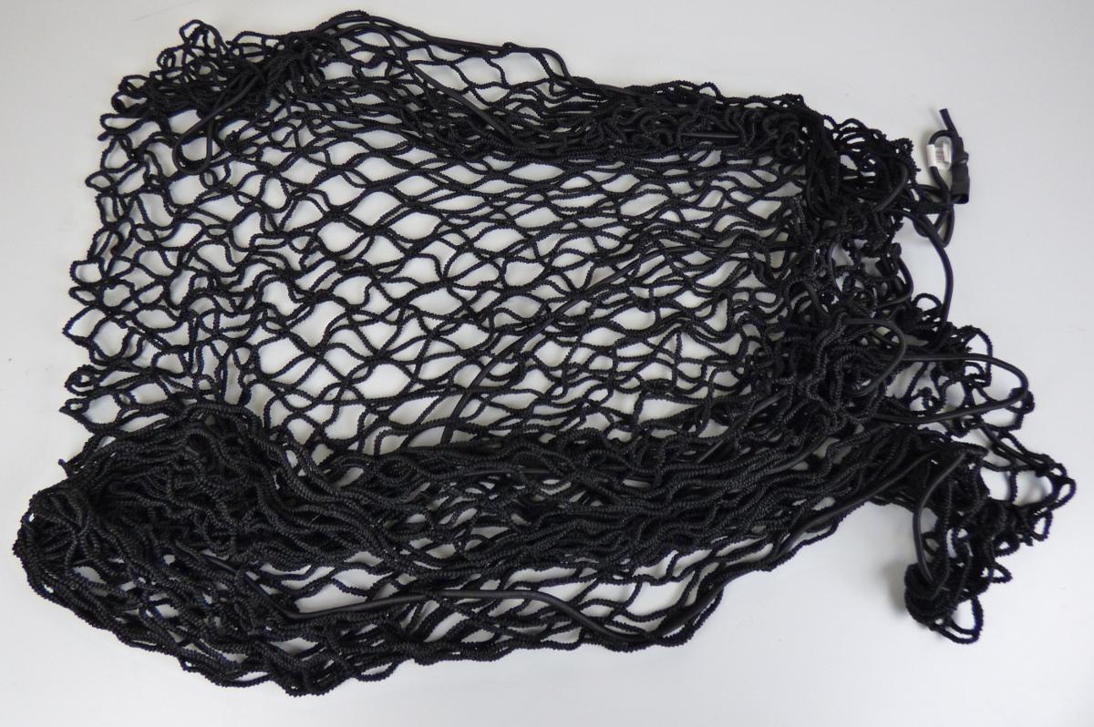 Anhängernetz, Art. 38015, Foto siehe Anlage,
- in einem Polybeutel mit einer bedruckten Pappkarte verpackt,
- rechteckig; laut Antrag in den Abmessungen von 125 cm x 210 cm,
- aus einfarbigen, weitmaschigen Kettengewirken aus Garnen aus laut Antrag Polypropylen
  (synthetische Spinnstoffe) und aus dünnen Fäden aus Kautschuk, die vollständig mit
  Garnen aus laut Antrag Polypropylen (synthetische Spinnstoffe) umwickelt (= überzogen) sind
  (Meterware der Position 5604),
- mit offenen, nicht verschiebbaren Zellen,
- an den Rändern mit einer umlaufenden Kordel aus ungezwirnten Kautschukfäden, die mit Garnen aus 
  Spinnstoffen umflochten sind (Meterware der Position 5604),
- durch Zusammenfügen konfektioniert.

"Konfektioniertes Netz (Anhängernetz), aus synthetischen Spinnstoffen, aus Polypropylen"