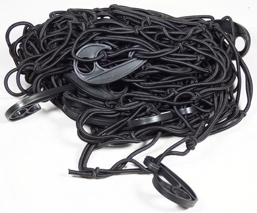 Anhängernetz, Art. 38018, Foto siehe Anlage,
- in einem Polybeutel mit einer bedruckten Pappkarte verpackt,
- rechteckig; laut Antrag in den Abmessungen von 150 cm x 200 cm,
- geknüpft, mit offenen, abgeknoteten Zellen,
- aus Fäden aus Kautschuk mit einem Durchmesser von weniger als 5 mm (Kautschukfaden der Position
  4007), die vollständig mit Garnen aus laut Antrag Polypropylen (synthetische Spinnstoffe) umflochten 
  (= überzogen) sind (Meterware der Position 5604),
- mit 14 Befestigungshaken aus Kunststoff,
- durch Zusammenfügen konfektioniert.

"Konfektioniertes Netz (Anhängernetz), aus synthetischen Spinnstoffen, aus Polypropylen"