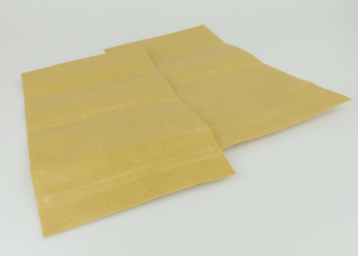 Nach den Antragsangaben, den ergänzenden Angaben der Antragstellerin sowie den vorgelegten Warenmustern handelt es sich um einen etwa 22 x 12,9 cm großen Standbodenbeutel, bestehend aus einem dreilagigen Verbunderzeugnis mit einer Außenlage aus Kraftpapier (Dicke: 50 µm), einer Mittellage aus einer Folie aus Polyethylen (LDPE) und einer Innenbeschichtung aus einer Folie aus Ethylen-Vinylalkohol-Copolymer (EVOH; beides Kunststoffe im Sinne der Anmerkung 1 zu Kapitel 39, Gesamtdicke Kunststoff: 70 µm).

Das an drei Seiten verschweißte Erzeugnis ist an der Oberseite mit einem Druckverschluss versehen. Die Ware dient als Transport- oder Verpackungsmittel für Lebensmittel und ist für eine längere Verwendung nicht vorgesehen. Im Hinblick auf den Umfang und die hygienische Verpackung von Lebensmitteln bestimmen die Kunststofffolien den Charakter der Ware.

Zolltarifrechtlich handelt es sich um ein "Transport- oder Verpackungsmittel aus Kunststoffen, Beutel, aus Polymeren des Ethylens".