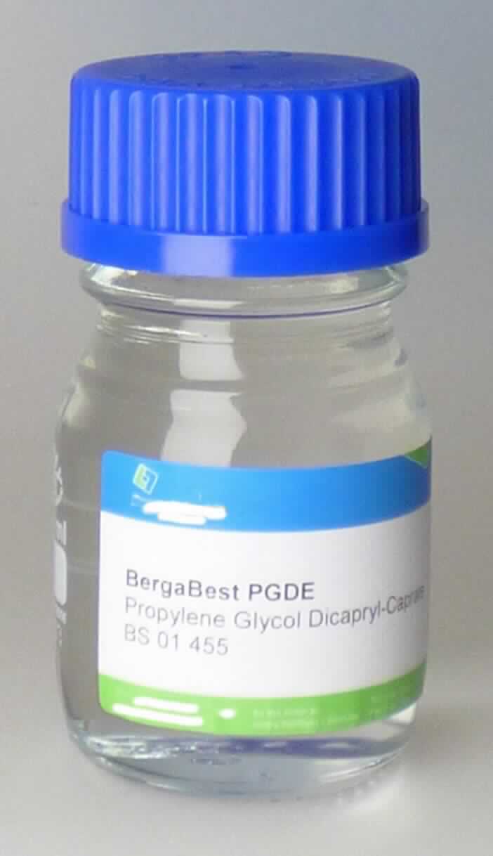 Angaben des Antragstellers:
BergaBest PGDE
INCI: Propylene Glycol Dicapryl-Caprate (CAS-Nr. 68583-51-7)
Mischung von Diestern von Capryl- und Caprinsäure mit Propylenglycol

Untersuchungsergebnisse an einem Warenmuster:
Klare, farblose Flüssigkeit.

Befund:
Chemische Erzeugnisse oder Zubereitungen, überwiegend aus organischen Bestandteilen bestehend, anderweit weder genannt noch inbegriffen: in flüssiger Form bei 20 °C: andere.