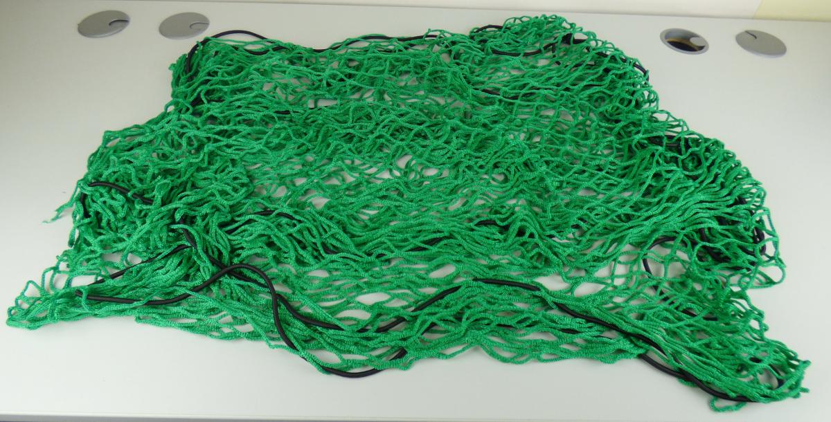 Anhängernetz, Art. 38024, Foto siehe Anlage,
- in einem Polybeutel mit einer bedruckten Pappkarte verpackt,
- rechteckig; laut Antrag in den Abmessungen von 2 m x 3 m,
- aus einfarbigen, weitmaschigen Kettengewirken aus laut Antrag Polypropylen (synthetischer Spinnstoff),
- mit offenen, nicht verschiebbaren Zellen,
- an den Rändern mit einer umlaufenden Kordel aus ungezwirnten Kautschukfäden, die mit Garnen aus 
  Spinnstoffen umflochten sind (Meterware der Position 5604),
- durch Zusammenfügen konfektioniert.

"Konfektioniertes Netz (Anhängernetz), aus synthetischen Spinnstoffen, aus Polypropylen"