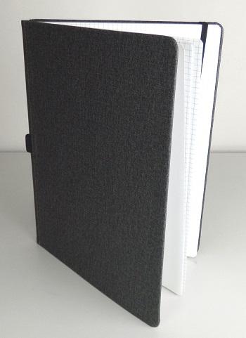 Es handelt sich um ein gebundenes (Fadenheftung) Notizbuch aus Papier (Format: DIN A4, Umfang: 100 Blatt) mit einem festen Einband aus Pappe, der auf den Außenseiten mit Kunststofffolie, aufgebracht auf eine textile Unterlage, überzogen ist. Das erste und letzte Blatt sind unbedruckt und die übrigen Blätter sind beidseitig vollständig kariert bedruckt, z. B. zum handschriftlichen Eintragen von persönlichen Ereignissen oder Notizen. Am Buchrücken sind ein textiles Gewebeband als Lesezeichen sowie eine gummielastische Schlaufe zum Einstecken eines Stiftes (nicht Gegenstand der vZTA) angebracht. Des Weiteren ist das Notizbuch mit einem gummielastischen Band zum Verschließen versehen. Die Ware ist in einer Kunststofftüte verpackt.

Abbildung siehe Anlage.

Derartige Waren gehören als "Notizbücher ohne Kalendarium, aus Papier oder Pappe" zur Codenummer 4820 10 30 00 0 des Zolltarifs, da es sich um eine aus verschiedenen Stoffen zusammengesetzte Ware handelt, deren wesentlicher Charakter nach dem Umfang und der Bedeutung für die Verwendung durch das Papier bestimmt wird.