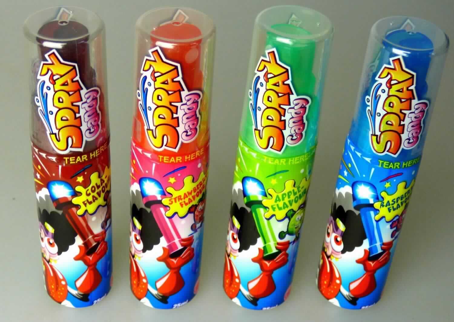 Candy-Spray - Geschmacksrichtung Erdbeer, Apfel, Himbeer und Cola

Beschaffenheit der vorgelegten Warenmuster:
Weiße, in bunte Folie eingeschweißte Kunststoffflaschen mit rotem, grünem, blauem oder braunem Sprühaufsatz; 
auf der Folie aufgedruckt u.a. die Warenbezeichnung, die Geschmacksrichtung (Erdbeer, Apfel, Himbeer oder Cola) 
und die Inhaltsmenge (25 ml). Den Angaben zufolge enthält das Erzeugnis im Wesentlichen Wasser, Zucker, 
Citronensäure und Aroma.
Inhalt: Farblose, klare, Flüssigkeit; Geruch nach Erdbeer-, Apfel-, Himbeer- bzw. Cola-Aroma; Geschmack sauer, 
süß, nach Erdbeer-, Apfel-, Himbeer- bzw. Cola-Aroma; wegen des hohen Säuregehalts nicht unmittelbar trinkbar.

Saccharose, einschließlich Invertzucker und Isoglucose als Saccharose berechnet (gem. Antragsangaben): 
weniger als 70 GHT

Lebensmittelzubereitung, anderweit weder genannt noch inbegriffen, Zuckersirup aromatisiert oder gefärbt, kein 
Isoglucose-, Lactose-, Glucose- oder Maltodextrinsirup, mit einem Gehalt an Saccharose (einschließlich Invert-
zucker als Saccharose berechnet) oder Isoglucose (als Saccharose berechnet) von weniger als 70 GHT.