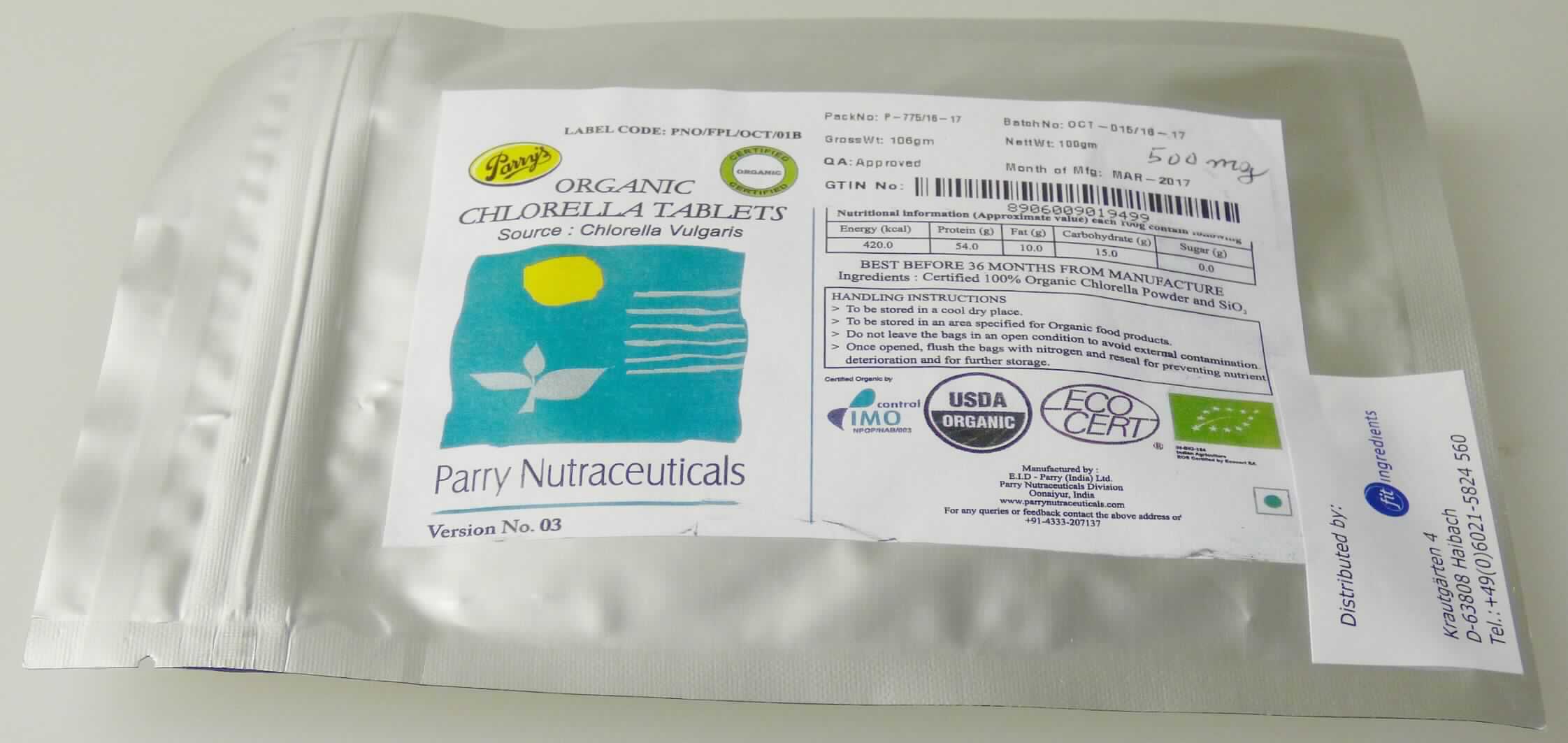 Bio Chlorella Tabletten

Beschreibung des vorgelegten Warenmusters:
Moosgrüne, runde, schwach glänzende, leicht konvexe Tabletten mit einem Durchmesser von 1 cm und einer maximalen Dicke von ca. 0,5 cm und mit arteigenem Geruch nach Algen, als Warenmuster à 100 g eingeschweißt in einem etikettierten silberfarbenen Verbundfolienbeutel mit Verschlussleiste. Etikettaufdruck mit der Verkehrs-
bezeichnung ("Organic Chlorella Tablets"; "Source: Chlorella vulgaris"), Angaben zum Hersteller und Inverkehrbringer und zu den Zutaten (siehe Feld 8). 
Weitere Informationen sind der Produktspezifikation zu entnehmen. Danach sind die Tabletten aus Pulver von zerkleinerten Chlorella-Zellen unter Zusatz eines Hilfsstoffs hergestellt. Das Gewicht pro Tablette beträgt 500 mg.

Einzeller-Mikroorganismen, nicht lebend, einzellige Grünalgen der Gattung Chlorella.