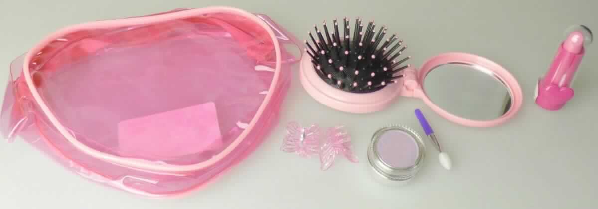 Beauty-Set

Bei der vorgelegten Ware handelt es sich um ein sechsteiliges sog. Beauty-Set. Enthalten sind eine Kosmetiktasche, ein Lidschatten-Applikator, ein Lidschatten, ein Lippenstift, eine Haarbürste mit integriertem Spiegel und zwei Haarklemmen. Die Einzelbestandteile befinden sich lose in der Kosmetiktasche. Es handelt sich nicht um eine für den Einzelverkauf aufgemachte Warenzusammenstellung im Sinne der AV 3b), da die Bestandteile nicht der Befriedigung eines speziellen Bedarfs oder der Ausübung einer bestimmten Tätigkeit dienen (Kosmetiktaschen, Haarklemmen und Spiegel dienen nicht der Schönheitspflege). Die Bestandteile des Sets sind getrennt einzureihen.

Lippenstift:

Bei der vorgelegten Ware handelt es sich um eine rosafarbene, auftragbare Masse, die in einem rosafarbenen Kunststoffapplikator mit durchsichtiger Verschlusskappe abgefüllt ist. Die Masse kann mittels eines herzförmigen Schiebers aus Kunststoff aus dem Applikator gefördert werden und auf die Lippen aufgetragen werden. 

Die Ware ist als Schminkmittel für die Lippen in die Unterposition 3304 1000 der Kombinierten Nomenklatur einzureihen.