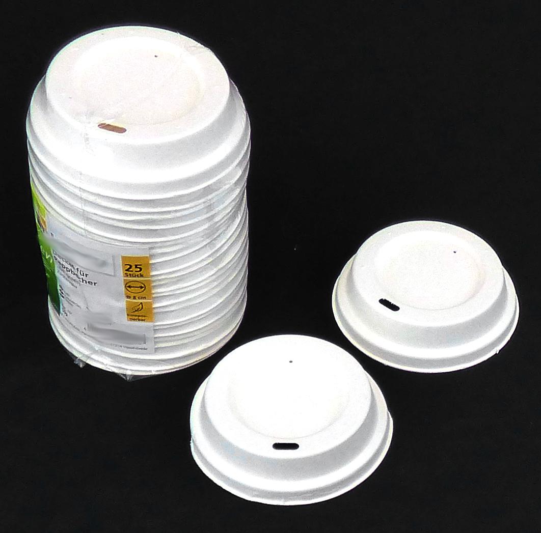 Es handelt sich um einen weißen, kreisrunden, formgepressten Deckel (max. Durchmesser etwa 8 cm) für Einwegkaffeebecher. Der Deckel besteht aus Halbstoff aus Zuckerrohr (Bagasse) und weist ein kleines Entlüftungsloch sowie eine ausgeformte Trinköffnung auf. Auf dem gesamten Erzeugnis sind punktuelle Erhebungen und auf der Innenseite ein Siebmuster erkennbar. Die Außenseite wurde mit einem geprägten Warnhinweis ("CAUTION CONTENTS HOT") und eingeprägten Informationen ("COMPOSTABLE"  "BIODEGRADABLE") versehen.
Die Deckel sind zu 25 Stück in einem etikettierten Beutel aus Kunststofffolie verpackt.  

Abbildung siehe Anlage.

Derartige Waren gehören als "andere Waren aus Papierhalbstoff, formgepresst, andere als Höckerpappe und Kleinverpackungen für Eier" zum TARIC-Code 4823 70 90 00.