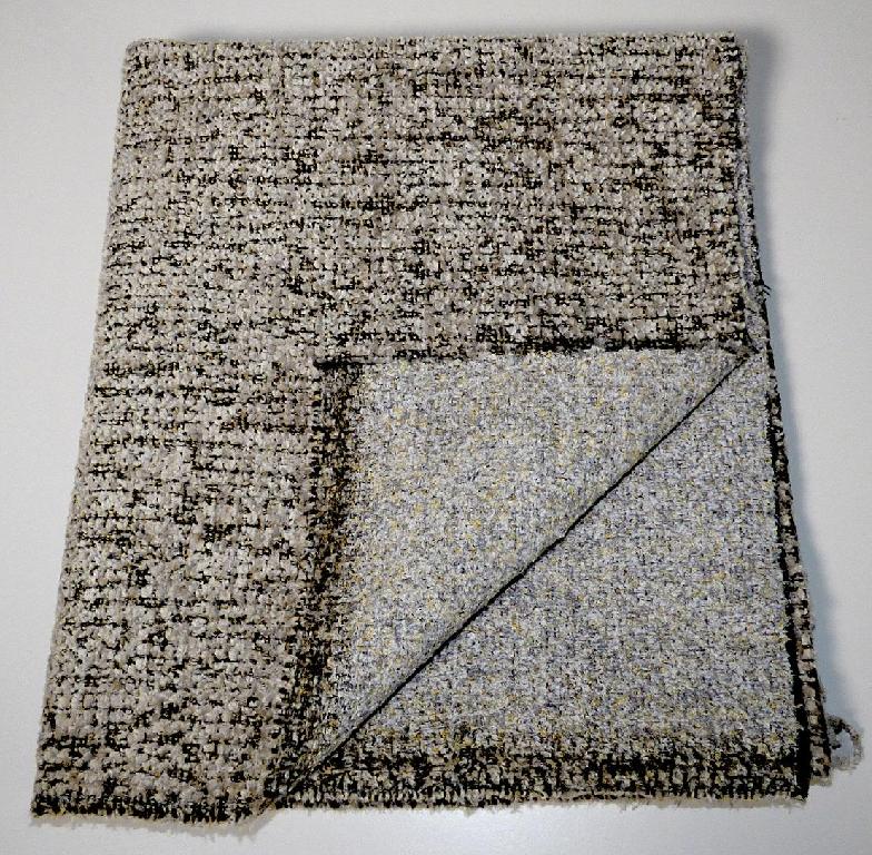Chenillegewebe, Foto siehe Anlage,
- als Meterware, mit einer Breite von laut Antrag mindestens 140 cm,
- mit samtartiger Oberfläche,
- aus Chenillegarnen und anderen Garnen; beide aus Chemiefasern (laut Antrag Polyester),
- auf der Rückseite dünn mit Kunststoff bestrichen.

"Chenillegewebe, keine Ware der Positionen 5802 oder 5806, aus Chemiefasern"