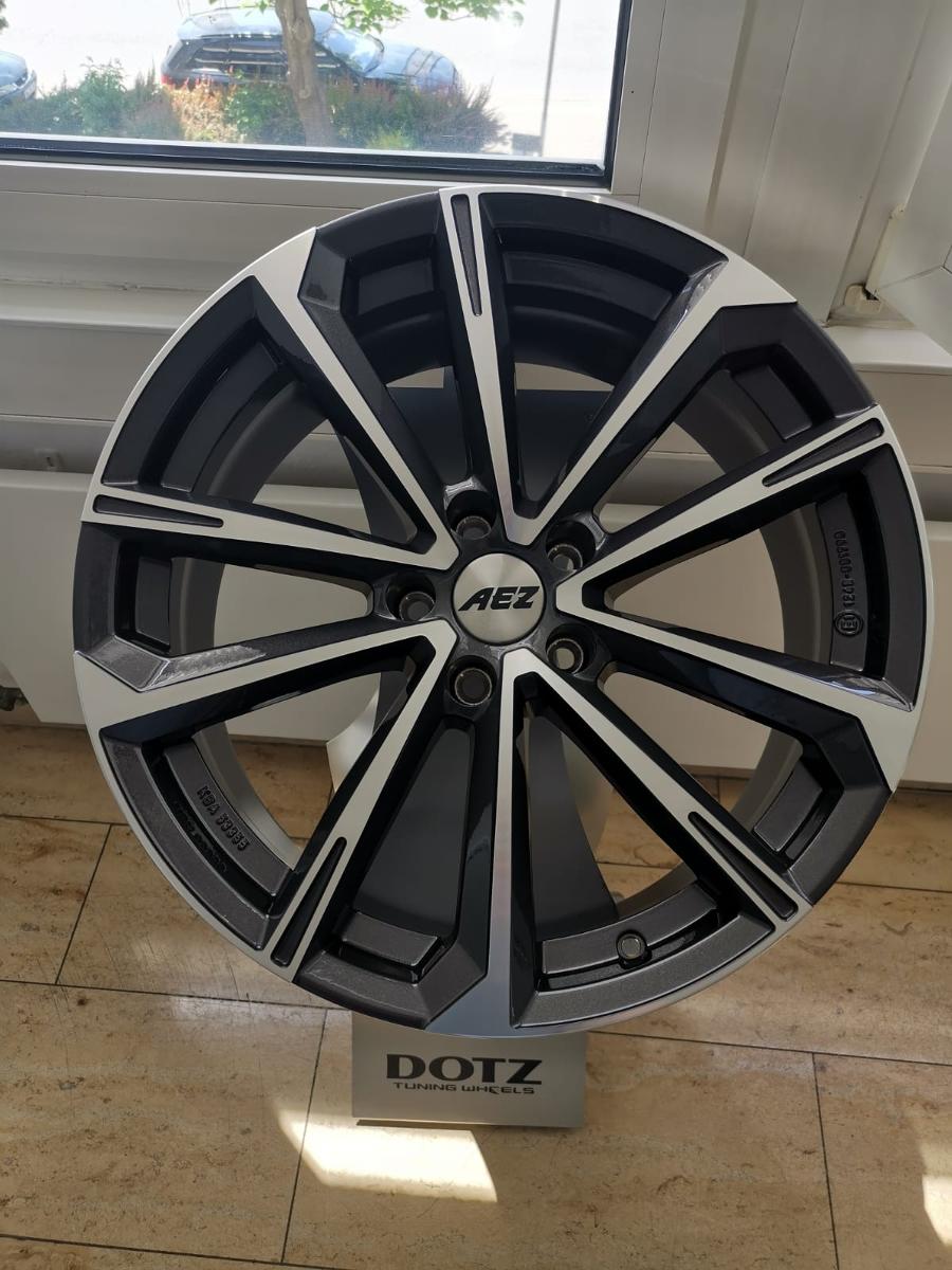 Leichtmetallräder, sog. Rad aus Aluminium für PKW, Foto siehe Anlage,
- in Form eines spezifisch gefertigten, zehnspeichigen Rades,
- laut Antrag aus Aluminium,
- mit einer Radgröße von 18 Zoll,
- mit einer Mittelbohrung mit 5 sog. Bolzenlöchern,
- laut ergänzenden Angaben nicht für die industrielle Montage bestimmt,
- wird in Personenkraftwagen auf dem Flansch der Radnabe mit Radschrauben oder Radmuttern
  befestigt,
- aufgrund der objektiven Merkmale (u. a. Form, Abmessungen) erkennbar hauptsächlich für Kraft-
  fahrzeuge der Position 8703 bestimmt.

"Teile (Leichtmetallräder) für Kraftfahrzeuge der Position 8703, nicht für die industrielle Montage bestimmt, aus Aluminium, ohne Luftreifen"