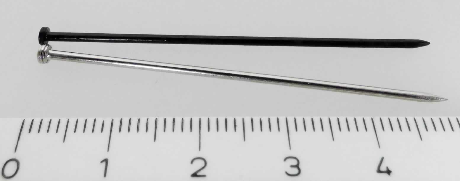 Es handelt sich um etwa 49,8 mm bzw. 50,4 mm lange Nadeln aus Stahl (Stärke: etwa 1,2 mm) mit zugespitztem Stift an der einen und einem runden Kopf an der anderen Seite.
Die Erzeugnisse dienen zur Befestigung bei Floristikarbeiten, z. B. zum Stecken von Verzierungen.
- Antragstellerangaben -

Abbildung siehe Anlage.

Derartige Erzeugnisse gehören als "Stecknadeln aus Stahl" zum TARIC-Code 7319 4000 00.