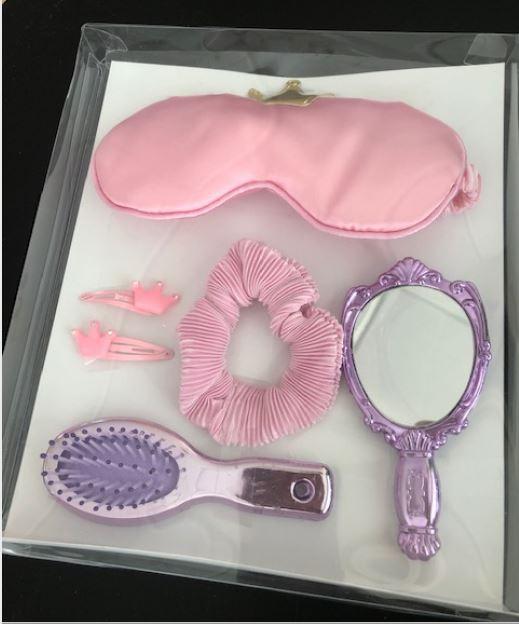 Es handelt sich bei dem sog. „Beauty Set für Kinder“ um ein Set, bestehend aus fünf verschiedenen Waren; Bürste, Haarclip, Haarband, Schlafmaske und Kunststoffspiegel. Die gemeinsam verpackten Waren dienen weder der Befriedigung eines speziellen Bedarfs noch der Ausübung einer bestimmten Tätigkeit und stellen sich somit nicht als Warenzusammenstellung im Sinne der AV 3 b) dar. Sie sind getrennt voneinander einzureihen.
Das Set beinhaltet eine Bürste mit einer Kunststofffassung und künstlichen Borsten als Einzugsmaterial. Das Erzeugnis besitzt einschließlich des Griffes eine Länge von 12 cm und sie dient der menschlichen Haarpflege.

Das Erzeugnis ist als "Haarbürste" einzureihen.