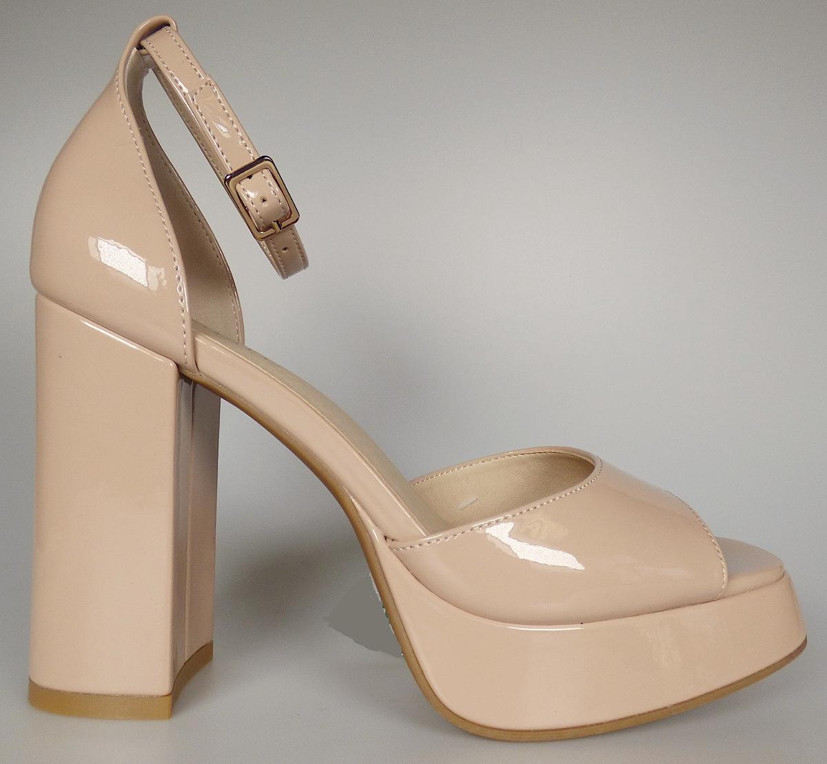 Pumps mit Absatz, sog. Schuhe DM-W-JY-W23_103_B04 / Peeptoe Pump mit Knöchelriemen / Catwalk,
Größe 37, Foto siehe Anlage
- mit Laufsohlen aus laut Antrag Kunststoff,
- mit zehenfreiem Oberteil aus Kunststoff (Spinnstoff mit einer mit bloßem Auge wahrnehmbaren Außen-
  schicht aus Kunststoff),
- im Bereich der Ferse hochgearbeitet (hohe Hinterkappe), mit einem daran befestigten Riemen aus
  Kunststoff mit Schnallenverschluss,
- den Knöchel bedeckend,
- mit einem ca. 11 cm hohen Blockabsatz.

"Schuhe, andere als in der Position 6401 genannte, mit Laufsohlen und Oberteil aus Kunststoff, andere
 als in den Unterpositionen (KN) 6402 1210 bis 6402 2000 genannte, den Knöchel bedeckend, andere
 als in der Unterposition (KN) 6402 9110 genannte"
