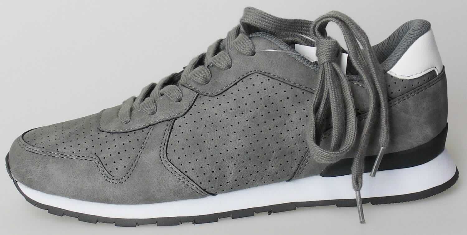 Halbschuhe (lt. Antrag: "Herren Sneaker, Farbe: grau, Artikel Nr. 384292, Größe 41", Foto siehe Anlage)
- mit Laufsohlen aus (lt. Antrag) Kautschuk,
- mit Oberteil (geschlossenes Blatt) aus Kunststoff (Spinnstoff mit einer mit bloßem Auge wahrnehmbaren 
  Außenschicht aus Kunststoff),
- auf das Oberteil sind im Verschlussbereich Stücke aus Kunststoff als Verstärkungsteile aufgesetzt,
- mit Schnürsenkelverschluss,
- nicht mit Dornen, Krampen, Klammern, Stollen oder ähnlichen Vorrichtungen versehen oder für deren Anbringung
  hergerichtet (keine Sportschuhe),
- nicht den Knöchel bedeckend,
- ohne Metallschutz in der Vorderkappe,
- mit einer Länge der Innensohle von ca. 27,2 cm,
- für Männer (u. a. weiter Schnitt).

"Schuhe, andere als in der Position 6401 genannte, mit Laufsohlen aus Kautschuk und Oberteil aus Kunststoff,
 andere als in den Unterpositionen 6402 1210 bis 6402 9991 genannte, für Männer"