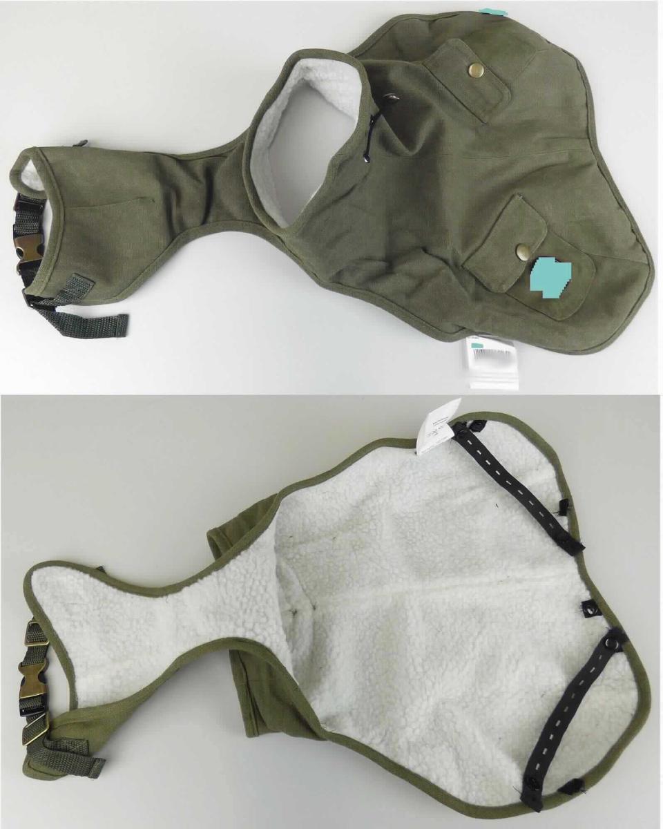 Sattlerware für Tiere, sog. Hundemantel Uppsala Trend, Foto siehe Anlage,
- Bekleidung für Hunde, 
- aus Gewebe aus Spinnstoffen, 
- gefüttert,
- u. a. mit zwei kleinen aufgesetzten Einsteckfächern mit Überschlagklappe und Druckknopfverschluss verziert,
- den Körper eines Hundes bedeckend, 
- mit einem Kragen mit Tunnelzug, 
- im Nackenbereich mit einer schlitzartigen Öffnung zum Durchführen z. B. einer Leine,
- mit einem die Brust bedeckenden Zuschnitt, der mit einem über den Rücken geführten Gurt mit Schnapp-
  verschluss befestigt wird,
- mit zwei elastischen Schlaufen zur Befestigung des Rückenteils an den Hinterläufen,
- in den Abmessungen (lt. Antrag):
- - Größe 25, ca. 25 x 17 x 1 cm, Art. 66222,
- - Größe 30, ca. 30 x 22 x 1 cm, Art. 66223,
- - Größe 35, ca. 35 x 24 x 1 cm, Art. 66224,
- - Größe 40, ca. 40 x 28 x 1 cm, Art. 66225,
- - Größe 45, ca. 45 x 30 x 1 cm, Art. 66226,
- - Größe 50, ca. 50 x 32 x 1 cm, Art. 66227,
- - Größe 55, ca. 55 x 34 x 1 cm, Art. 66228,
- - Größe 60, ca. 60 x 36 x 1 cm, Art. 66229,
- - Größe 65, ca. 65 x 38 x 1 cm, Art. 66230,
- dient erkennbar dem Ausstatten von Hunden und damit als Sattlerware für Tiere,
- verpackt in einem klarsichtigen Polybeutel mit einem Bügel aus Kunststoff und einem bedruckten Pappeinleger.

"Sattlerware für alle Tiere (Hundemantel), aus Stoffen aller Art"