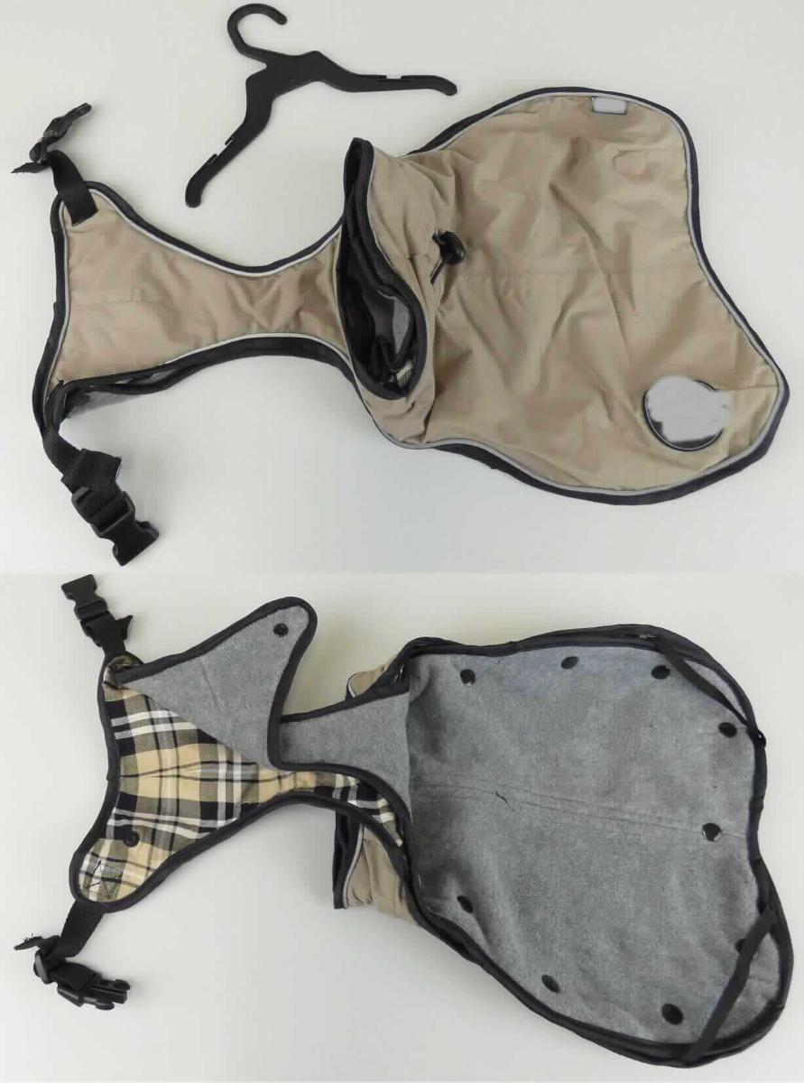 Sattlerware für Tiere, sog. Hundemantel Uppsala, Foto siehe Anlage,
- Bekleidung für Hunde, 
- aus Gewebe aus Spinnstoffen, 
- gefüttert; zusätzlich mit einem abnehmbaren, mit Druckknöpfen befestigten weiteren Futter,
- u. a. mit reflektierenden Paspeln verziert,
- den Körper eines Hundes bedeckend, 
- mit einem Kragen mit Tunnelzug, 
- im Nackenbereich mit einer schlitzartigen Öffnung zum Durchführen z. B. einer Leine,
- mit einem die Brust bedeckenden Zuschnitt, der mit einem über den Rücken geführten Gurt mit Schnapp-
  verschluss befestigt wird,
- mit zwei elastischen Schlaufen zur Befestigung des Rückenteils an den Hinterläufen,
- in den Abmessungen (lt. Antrag):
- - Größe 25, ca. 25 x 17 x 1,5 cm, Art. 62955 taupe und Art. 62967 schwarz,
- - Größe 30, ca. 30 x 22 x 1,5 cm, Art. 62956 taupe und Art. 62968 schwarz,
- - Größe 35, ca. 35 x 24 x 1,5 cm, Art. 62957 taupe und Art. 62969 schwarz,
- - Größe 40, ca. 40 x 28 x 1,5 cm,Art.  62958 taupe und Art. 62970 schwarz,
- - Größe 45, ca. 44 x 30 x 1,5 cm, Art. 62959 taupe und Art. 62971 schwarz,
- - Größe 50, ca. 50 x 32 x 1,5 cm, Art. 62960 taupe und Art. 62972 schwarz,
- - Größe 55, ca. 55 x 34 x 1,5 cm, Art. 62961 taupe und Art. 62973 schwarz,
- - Größe 60, ca. 60 x 36 x 1,5 cm, Art. 62962 taupe und Art. 62974 schwarz,
- - Größe 65, ca. 65 x 38 x 1,5 cm, Art. 62963 taupe und Art. 62975 schwarz,
- - Größe 70, ca. 70 x 39 x 1,5 cm, Art. 62964 taupe und Art. 62976 schwarz,
- - Größe 75, ca. 75 x 41 x 1,5 cm, Art. 62965 taupe und Art. 62977 schwarz,
- - Größe 80, ca. 80 x 42 x 1,5 cm, Art. 62966 taupe und Art. 62978 schwarz,
- dient erkennbar dem Ausstatten von Hunden und damit als Sattlerware für Tiere,
- verpackt in einem klarsichtigen Polybeutel mit einem Bügel aus Kunststoff und einem bedruckten Pappeinleger.

"Sattlerware für alle Tiere (Hundemantel), aus Stoffen aller Art"