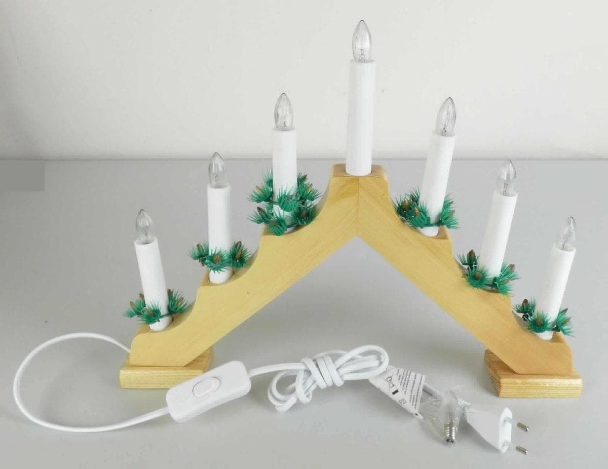 Bei dem sog. Adventsleuchter, Natur, Art. 8582068, handelt es sich um einen elektrischen Beleuchtungskörper in Form eines Schwibbogens, bestehend aus einem treppenförmigen ca. 40 cm x 5 cm x 30 cm (L x B x H) großen Holzbogen mit sieben darauf befestigten Kerzennachbildungen. 
Der Korpus der Kerzen besteht aus Kunststoff und ist mit einer Flammennachbildung (Glühlampen, 3 W) aus Kunststoff versehen. Im eingeschalteten Zustand wird ein Flammen imitierendes Dauerlicht abgegeben.
Die Kerzennachbildungen sind mit grünen Zierkränzchen aus Kunststoff versehen. 
Das Erzeugnis ist mit einem Netzstecker und einem Ein-/Ausschalter ausgestattet.
Es dient zu Beleuchtungszwecken im Innenbereich und wird üblicherweise auf die Fensterbank gestellt.

Der charakterbestimmende Stoff wird insbesondere aufgrund des Umfangs und der Bedeutung in Bezug auf die Verwendung als Form- und Stabilitätsgeber durch das Holz bestimmt.

Die Ware ist in einem Karton verpackt.

Das Erzeugnis ist als "elektrischer Beleuchtungskörper, anderweit weder genannt noch inbegriffen, nicht von den Unterpositionen 9405 10 bis 9405 4010 erfasst, aus Holz, von der mit Glühlampen verwendeten Art" einzureihen.