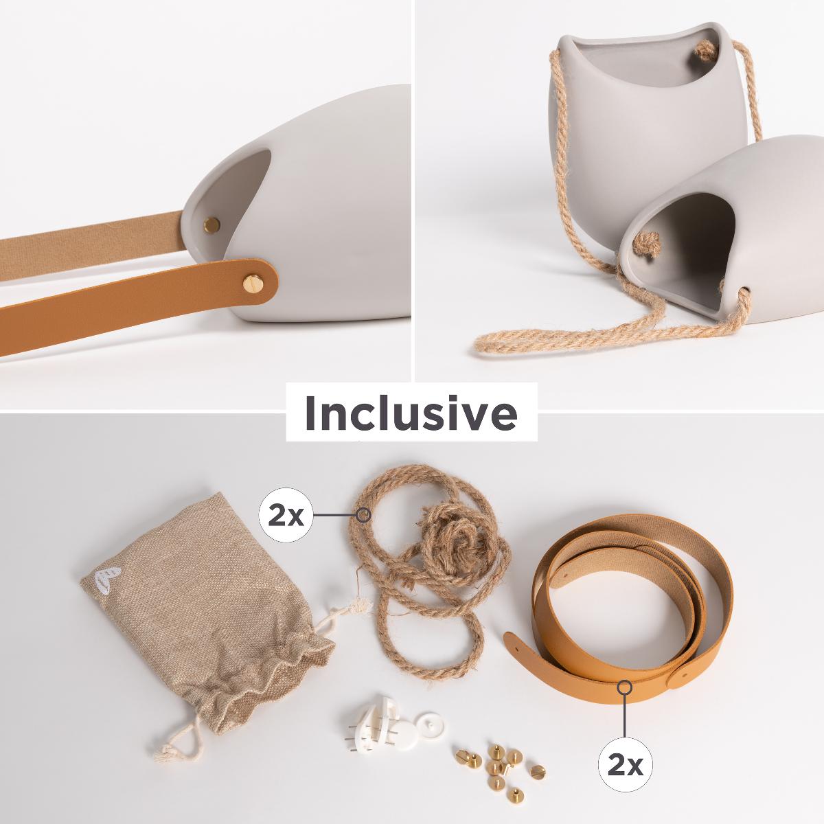 Warenzusammenstellung bestehend aus zwei anderen keramischen Ziergegenständen mit
Aufhängekordeln (Wandvasen), zwei Ersatzbänder aus Kunstleder, zwei Wandbefestigungen
und einem Jutesäckchen, sog. Wandvasen, Foto siehe Anlage,
- in Aufmachung für den Einzelverkauf (Pappkarton),
- zur Befriedigung eines speziellen Bedarfs zusammengestellt,
- andere keramische Ziergegenstände, in Form von zusammengesetzten Waren, bestehend aus:
- - zwei glasierten, weißen bzw. grauen, halbrunden, einseitig abgeflachten, seitlich mit
    Befestigungslöcher  versehenen Wandvasen,
- - mit einer Länge von ca. 17,0 cm, einer Breite von ca. 12,8 cm und einer Höhe von ca. 18,4 cm,
- - keramische Erzeugnisse, nach der Formgebung gebrannt, tonmineralhaltiges Material enthaltend,
- - lt. Antrag aus Steingut,
- - ohne Hinweis auf Handarbeit,
- - am oberen Ende jeweils mit einer Befestigungskordel aus (lt. Antrag) Jute ausgestattet,
- zwei Ersatzbändern aus Kunstleder (mit Schraubverbindungen aus unedlem Metall),
- zwei Kunststoffwandbefestigungen mit Metallpins,
- einem Jutesäckchen und einer Pappkarte,
- insbesondere nach dem Wert und der Bedeutung in Bezug auf die Verwendung verleihen
  die keramischen Wandvasen der Warenzusammenstellung den wesentlichen Charakter.

"Andere keramische Ziergegenstände, aus Steingut, nicht handgearbeitet"