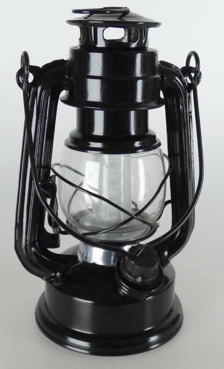 LED-Mini Laterne, Art. 30134 (Abbildung s. Anlage)
- aus einem laternenähnlichen Gehäuse aus unedlem Metall mit klarsichtigem Kunststoffeinsatz
  und mehreren darin fest eingebauten LED, mit Aufhängehaken und Tragebügel, drehbarem 
  Ein-Ausschalter, an der Unterseite mit Batteriefach für 4 AA-Batterien, dimmbar,
  Abmessungen ca. 9,5 x 9,5 x 18,5 cm,
- in einem bedruckten Verkaufskarton aufgemacht,
- zur Verwendung als tragbare Leuchte, z. B. beim Campen (so gebaut, dass sie während der 
  Verwendung in der Hand gehalten werden kann).

"Tragbare elektrische Leuchte zum Betrieb mit eigener Stromquelle, kein Beleuchtungsgerät der Position 8512"