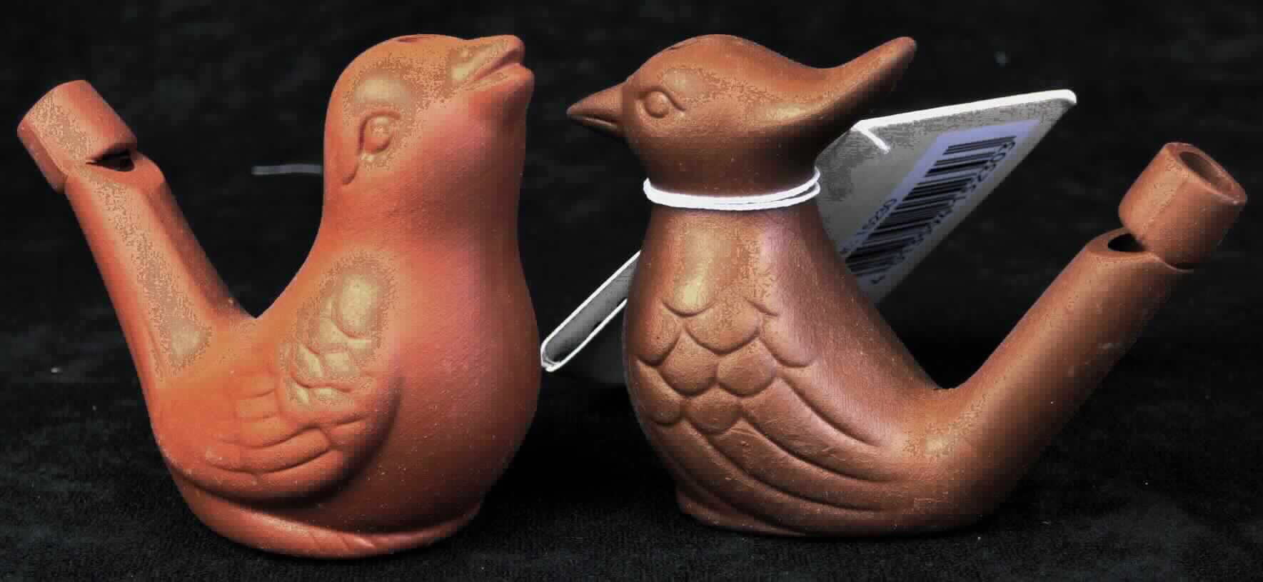 Bei den sog. Vogelwasserpfeifen (2-fach), Artikel 15230, handelt es sich um Lockpfeifen aus Ton, in Form von Nachbildungen von Vögeln, jeweils ca. 5,5 cm hoch und mit einem Mundstück im Vogelschwanz und einer Luftöffnung am Kopf versehen. Eine der beiden Vogelfiguren besitzt am Kopf eine Haube.

Durch das Hineinblasen mit dem Mund in die mit Wasser befüllten Vogelfiguren ertönt die Nachahmung eines Vogelgezwitschers, wobei sich je nach Füllhöhe des Wassers der Klang ändert. Die Lockpfeifen als kleine tönende Instrumente dienen insbesondere zum Anlocken von Vögeln oder anderen Tieren. 

Die in einem Umkarton aus Pappe verpackte Ware ist als "Lockpfeife (Vogelwasserpfeife)" einzureihen.