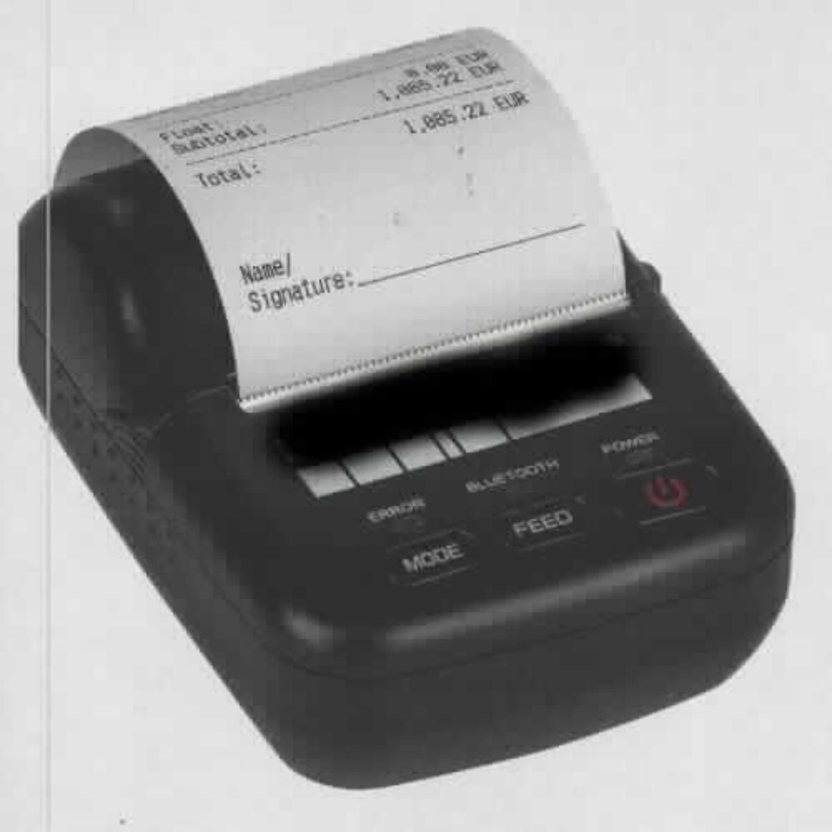 Es handelt sich bei dem Belegdrucker um ein Gerät zum Drucken von Belegen auf Papier (Thermorollen mit einem max. Durchmesser von 40 mm).

Techn. Daten auszugsweise:
- Modell: Thermo-Belegdrucker RTP 700 (Artikel-Nr.: 00946848)
- Tischgerät mit Netzkabel oder Akku-Betrieb
- Serielle Schnittstelle RS-232 oder Bluetooth
- Abmessung 106,5 x 78 x 47 mm
- Gewicht 0,19 kg

Der Thermo-Belegdrucker wird hauptsächlich im Back-Office oder mit Point-of-Sale-Terminals verwendet. Er wird zusammen mit nicht charakterbestimmendem Beipack (Bonrolle, Akku, Netzteil, RS-232 Verbindungskabel, Bedienungsanleitung und Druckertasche) für den Einzelverkauf aufgemacht.

Die Ware wird als "Drucker, der an eine automatische Datenverarbeitungsmaschine angeschlossen werden kann, andere Maschine als von den Unterpositionen (KN) 8443 1100 bis 8443 3100 erfasst" eingereiht.

Anlage: 1 Abbildung