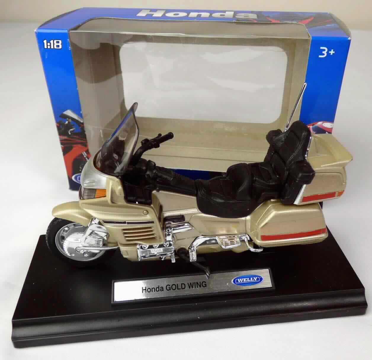 Es handelt sich um ein Modell eines Motorrades (sog. Motorräder, Art. 12263)
- mit den Abmessungen von ca. 12 cm (Länge) x 4 cm (Breite) x 8 cm (Höhe),
- im Maßstab 1:18,
- mit einer Karosserie aus überwiegend unedlen Metallen, im Druckgussverfahren hergestellt,
- mit freilaufenden Rädern, Sitz, Lenker und Windschutzscheibe aus Kunststoff,
- dient der spielerischen Unterhaltung von Kindern,
- auf einem Kunststoffsockel in einem Schaukarton für den Einzelverkauf aufgemacht.

Aufgrund des Umfangs bestimmt das Metall den Charakter der aus verschiedenen Stoffen bestehenden Ware.

Zolltariflich handelt es sich um ein "Modell, anderes als in den Unterpositionen (KN) 9503 0010 bis 9503 0081 genannt, im Gussverfahren hergestelltes Miniaturmodell aus Metall".
