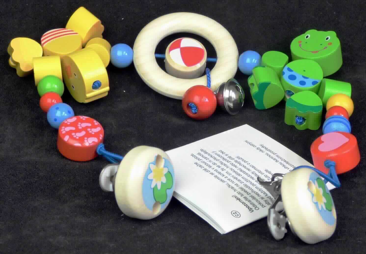 Bei der sog. "Kinderwagenkette Ente und Frosch, Art.: 737740" handelt es sich um eine
zusammengesetzte Ware, im Wesentlichen bestehend aus:
- einem etwa 36 cm langen, gummielastischen Spinnstoffband, das von folgenden darauf 
  aufgezogenen Elementen bedeckt ist:
-- einem stilisierten grünen Frosch (ca. 5,5 x 5 x 1,5 cm groß, H x B x T), vollständig aus 
   Holz ohne Füllmaterial,
-- einem Ring aus Holz (Durchmesser ca. 5,5 cm), daran ein mit einem Band aus Spinnstoffen
   befestigtes Glöckchen,
-- einer stilisierten orange-gelben Ente (ca. 5,5 x 5 x 1,5 cm groß, H x B x T), vollständig aus 
   Holz ohne Füllmaterial,
-- verschiedenen bunten Holzperlen,
- an beiden Enden des Bandes befindlichen runden Befestigungsclips aus unedlem Metall und
  Holz, die der Befestigung der Ware an einem Kinderwagen dienen,
- die Ware dient der spielerischen Unterhaltung von Babys im Kinderwagen,
- im Hinblick auf den Umfang und das Erscheinungsbild bestimmen die Spielzeugtiere aus Holz
  den Charakter der Ware,
- auf einer Pappkarte für den Einzelverkauf aufgemacht,
- lt. Verpackung ist die Ware handgefertigt.

Die Ware ist als "Spielzeug, Tiere darstellend, kein Füllmaterial enthaltend, handgearbeitet, aus
Holz" einzureihen.