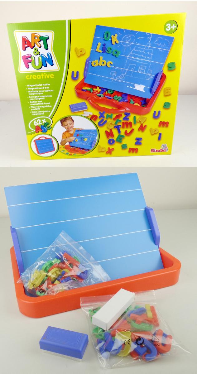 Es handelt sich bei dem sog. „ABC Magnetfeld Polypropylen 249027“ um eine Warenzusammenstellung in Aufmachung für den Einzelverkauf, bestehend aus:

- einer ca. 29 cm x 22,7 cm großen, aufstellbaren und beschreibbaren Tafel, die auf der Vorderseite aus einer mit Linien versehenen Magnetfolie und auf der Rückseite aus Pappe besteht,
-zwei Kreidestücke ohne Schutzmantel,
-einem ca. 6 cm x 3 cm großen Schwamm mit Kunststoffgriff und
-62 schwach magnetischen Buchstaben.

Aufgrund der Bedeutung für die Verwendung bestimmt die Tafel den Charakter der Warenzusammenstellung.
Die Erzeugnisse sind gemeinsam verwendbar und werden in einem Kunststoffbehältnis aufbewahrt.
Das in einem bunt bedruckten Pappkarton verpackte Erzeugnis ist als "Tafel zum Schreiben oder Zeichnen, auch gerahmt" einzureihen.